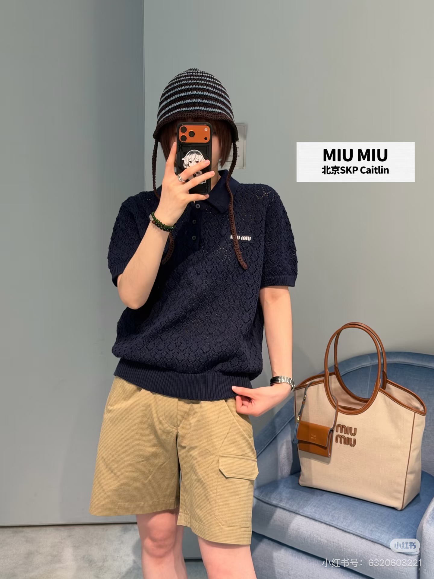 NO:806103,Miu Miu navy blue hollow Polo sweater, the classic navy color color is full of high-end, the exquisite hollow pattern brings breathability and retro atmosphere, the Polo collar design neatly reduces age, and the brand letter logo on the chest is fully recognizable. The soft and waxy knitted fabric is skin-friendly and comfortable. The loose version is not flattering to the figure. It is refreshing and neat to wear alone. It can be layered with shirts and jackets to unlock a variety of styles. It is a versatile item that can be worn for commuting and daily wear. Size S M  L,,miumiu,jackets & coats,shirts,19860909Miu Miu 藏青色镂空Polo针织衫,经典藏青配色高级感拉满,精致镂空花纹自带透气感与复古氛围,Polo领设计利落减龄,胸前品牌字母标识辨识度拉满,软糯针织面料亲肤舒适,宽松版型不挑身材,单穿清爽利落,叠搭衬衫、外套都能解锁多种穿搭风格,是通勤、日常都能穿的百搭单品.尺码 S M L,,miumiu,jackets & coats,shirts,,Women's clothing