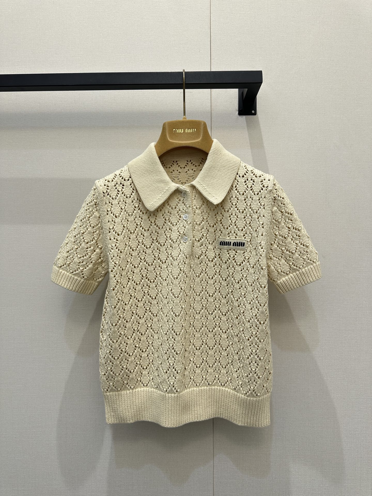 NO:806106,Miu Miu off-white hollow Polo sweater, gentle milky white tone with a relaxed atmosphere, exquisite diamond hollow pattern, breathable and textured, Polo collar design neatly reduces age, brand letter logo on the chest is fully recognizable, soft and waxy knitted fabric is skin-friendly and comfortable, loose version is not flattering, refreshing and smart when worn alone, layered shirts and jackets can unlock a variety of styles, it is a versatile item that can be worn for commuting, daily life, and vacation. Size S  M L real shots of large products,,miumiu,jackets & coats,shirts,19860909Miu Miu 米白色镂空Polo针织衫,温柔奶白色调自带松弛氛围感,精致菱格镂空花纹透气又显质感,Polo领设计利落减龄,胸前品牌字母标识辨识度拉满,软糯针织面料亲肤舒适,宽松版型不挑身材,单穿清爽灵动,叠搭衬衫、外套都能解锁多种穿搭风格,是通勤、日常、度假都能穿的百搭单品.尺码 S M L大货实拍,,miumiu,jackets & coats,shirts,,Women's clothing