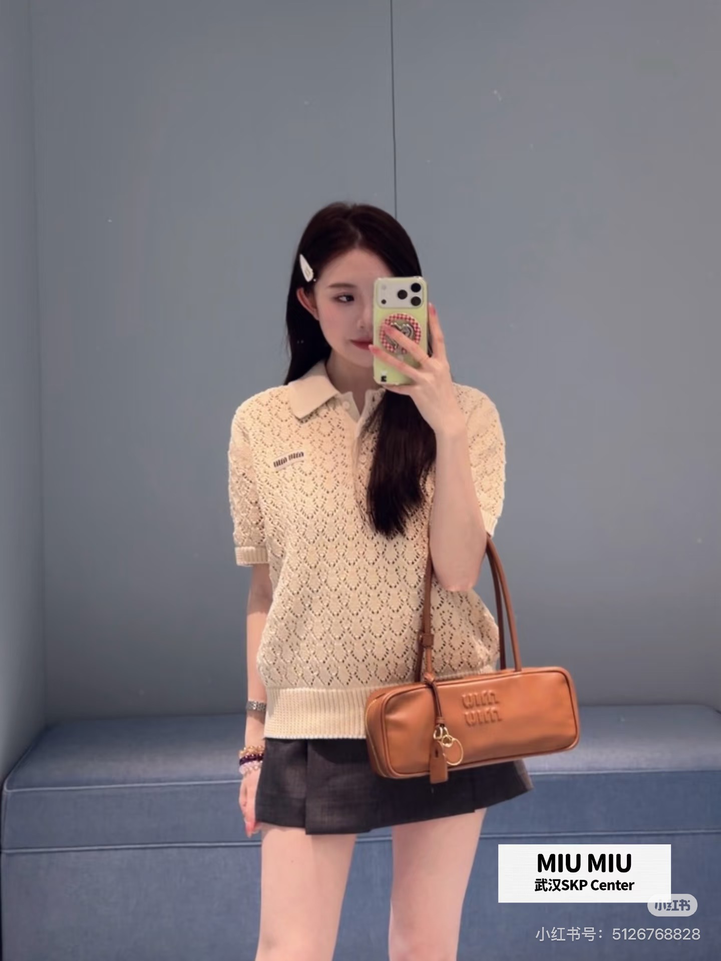 NO:806109,Miu Miu off-white hollow Polo sweater, gentle milky white tone with a relaxed atmosphere, exquisite diamond hollow pattern, breathable and textured, Polo collar design neatly reduces age, brand letter logo on the chest is fully recognizable, soft and waxy knitted fabric is skin-friendly and comfortable, loose version is not flattering, refreshing and smart when worn alone, layered shirts and jackets can unlock a variety of styles, it is a versatile item that can be worn for commuting, daily life, and vacation. Size S  M L,,miumiu,jackets & coats,shirts,19860909Miu Miu 米白色镂空Polo针织衫,温柔奶白色调自带松弛氛围感,精致菱格镂空花纹透气又显质感,Polo领设计利落减龄,胸前品牌字母标识辨识度拉满,软糯针织面料亲肤舒适,宽松版型不挑身材,单穿清爽灵动,叠搭衬衫、外套都能解锁多种穿搭风格,是通勤、日常、度假都能穿的百搭单品.尺码 S M L,,miumiu,jackets & coats,shirts,,Women's clothing