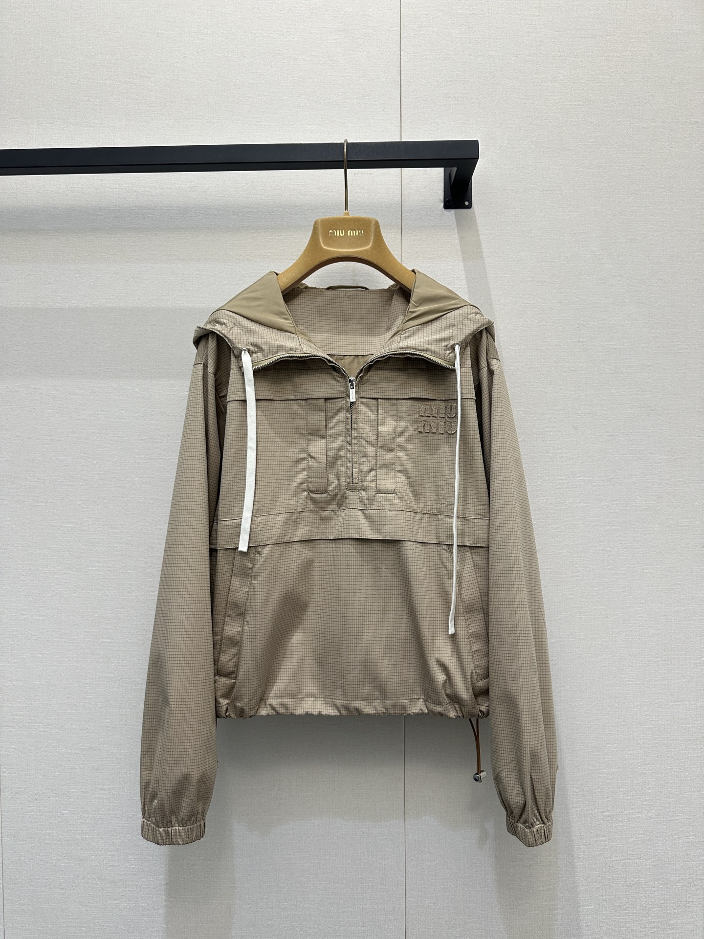 NO:806112,Miu has mastered the sweet and cool sense of relaxation with this khaki plaid hooded jacket, which directly adds a sense of luxury to spring and summer outfits!  Low saturation milk tea khaki color + fine plaid texture, gentle and noble, yellow skin looks great when worn, half zipper hooded design with soft light filter + milky white drawstring, sweet and cool feeling can be filled directly, it can be salty or sweet!  The three-dimensional embroidery logo of the same color on the chest is low-key and luxurious, and the sense of detail is directly full. You can see the texture of the counter at a glance. Ready for sale, sml large goods, real shots,, miumiu, hats,19860909Miu把甜酷松弛感玩明白了这件卡其格纹连帽冲锋衣,直接把春夏穿搭的高级感拉满！低饱和奶茶卡其色+细格纹肌理,温柔又显贵,黄皮穿巨显白,自带柔光滤镜半拉链连帽设计+奶白抽绳,甜酷感直接拉满,可盐可甜！ 胸口同色系立体刺绣Logo,低调中透着奢华,细节感直接拉满,一眼就是专柜质感.现货出售 smL大货实拍,,miumiu,hats,,Women's clothing