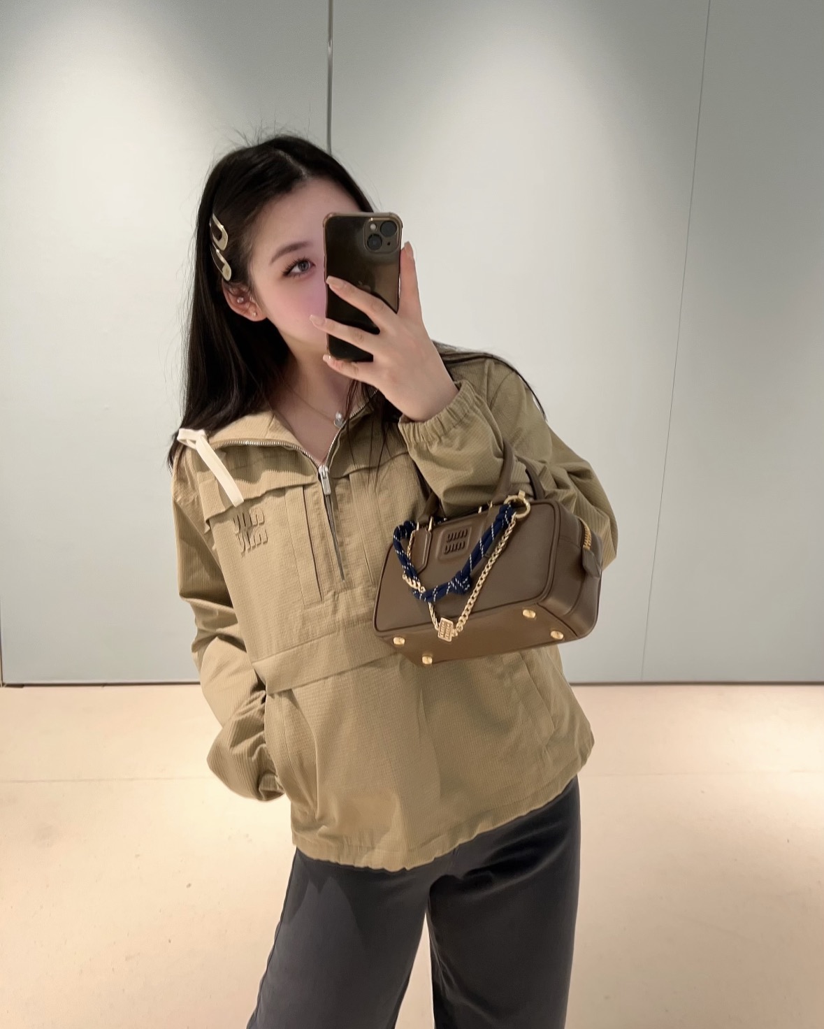 NO:806113,Miu has mastered the sweet and cool sense of relaxation with this khaki plaid hooded jacket, which directly adds a sense of luxury to spring and summer outfits!  Low saturation milk tea khaki color + fine plaid texture, gentle and noble, yellow skin looks great when worn, half zipper hooded design with soft light filter + milky white drawstring, sweet and cool feeling can be filled directly, it can be salty or sweet!  The three-dimensional embroidery logo of the same color on the chest is low-key and luxurious, and the details are directly full. You can see the texture of the counter at a glance. Ready for sale smL,, miumiu, hats,19860909Miu把甜酷松弛感玩明白了这件卡其格纹连帽冲锋衣,直接把春夏穿搭的高级感拉满！低饱和奶茶卡其色+细格纹肌理,温柔又显贵,黄皮穿巨显白,自带柔光滤镜半拉链连帽设计+奶白抽绳,甜酷感直接拉满,可盐可甜！ 胸口同色系立体刺绣Logo,低调中透着奢华,细节感直接拉满,一眼就是专柜质感.现货出售 smL,,miumiu,hats,,Women's clothing