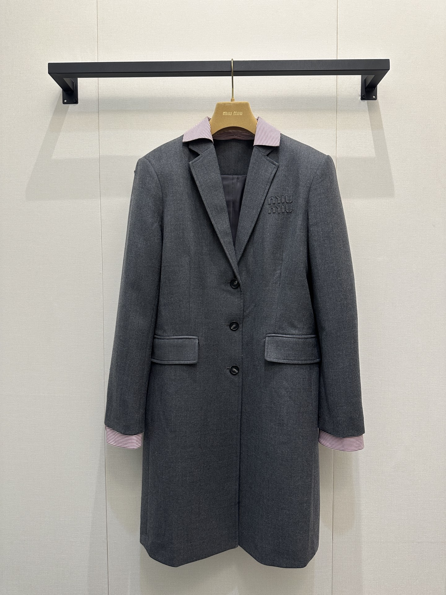 NO:806111,Miu Miu's unique 'rebellious elegance'. The crisp woolen fabric has its own high-end texture. It is perfect for layering coats and knitted inners in autumn and winter. It also exudes a cool intellectual atmosphere when worn alone in spring and summer. Wearing it, you are not only a workplace muse with full aura in the conference room, but also the protagonist of the lazy and charming atmosphere in street cafes - classic and everlasting, this is Miu Miu  Style high-end romance. Actual photos of large quantities of sizes SML,,miumiu,19860909Miu Miu 独有的“叛逆优雅”.挺括毛呢面料自带高级肌理,秋冬叠穿大衣、内搭针织皆出彩,春夏单穿亦透出清冷知识分子气息.穿上它,你既是会议室内气场全开的职场缪斯,也是街头咖啡馆中慵懒迷人的氛围感主角——经典不死,俏皮永存,这便是 Miu Miu 式的高级浪漫.尺码SML大货实拍,,miumiu,,Women's clothing