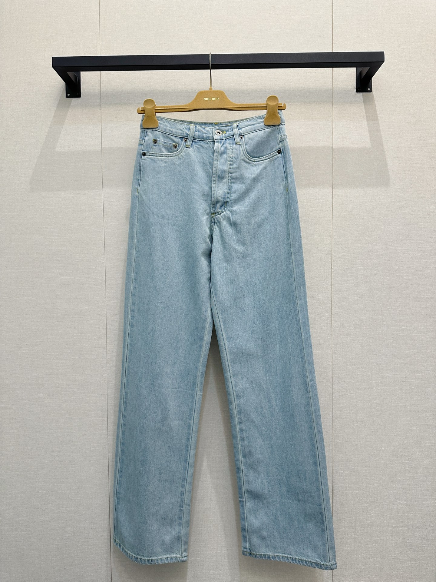 NO:806088,Miumiu new cotton straight trousers. Made of blue denim cotton fabric. Brand logo embroidery on the back pocket. Button zipper closure. Mid-waist straight version. Can be matched in series. It is recommended to buy blue L. Real photos of large goods,,miumiu,19860909Miumiu 新品棉质直筒长裤 蓝色牛仔棉制作面料制作 后口袋饰品牌标识刺绣 纽扣拉链开合 中腰直筒版型 可系列搭配 推荐入手蓝色 L大货实拍,,miumiu,,Women's clothing