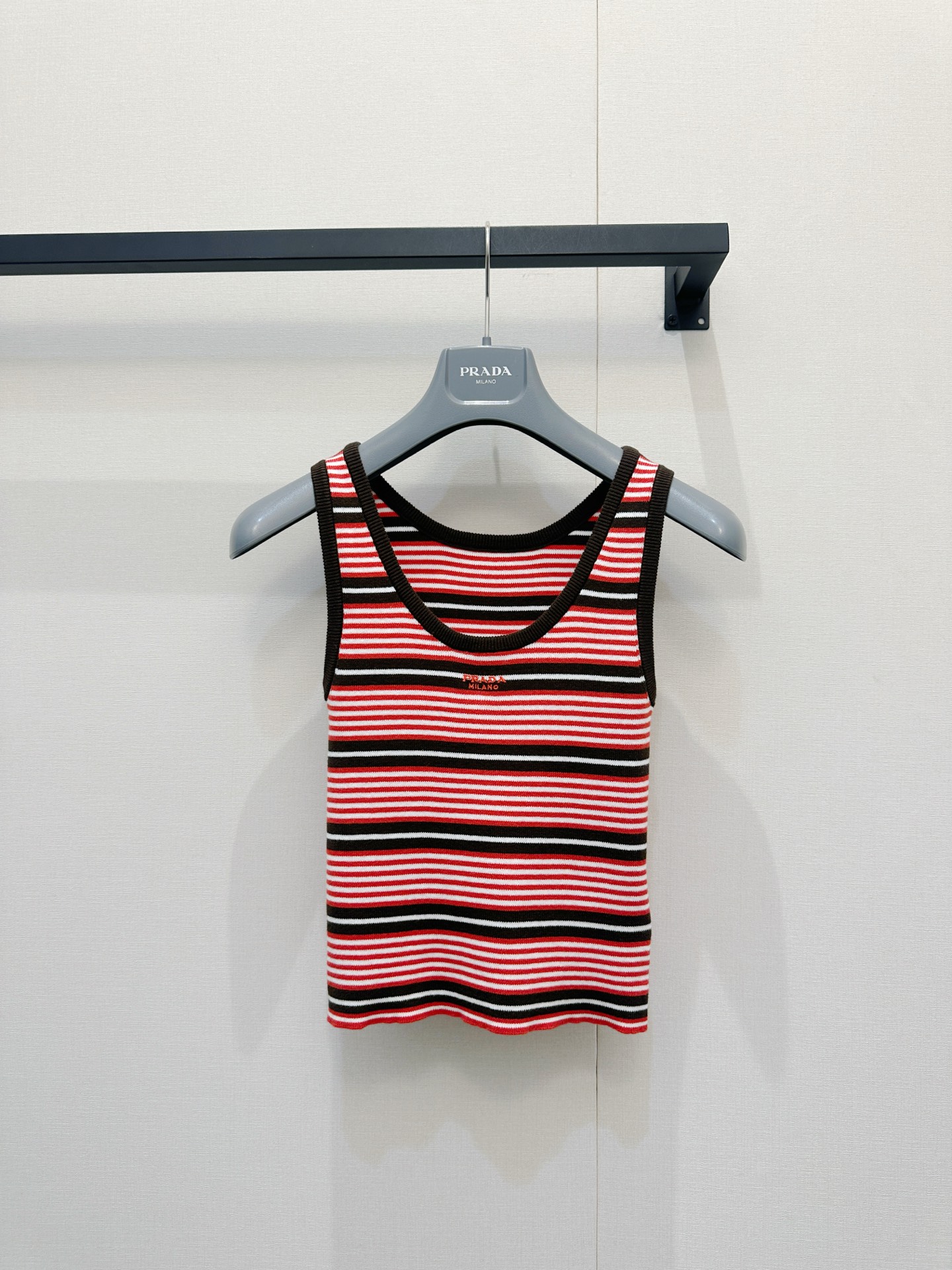 NO:806513,*Prada's early spring series casual striped embroidered knitted vest 'relaxed sense of luxury + luxury brand recognition + practical wearability in early spring' The knitted fabric is soft and a little stiff. It will not be close to the body when worn alone, but it is also very layered when layered ~ The classic stripes are refreshing and retro. The actual size of SML, prada,19860909*普拉达早春系列休闲条纹刺绣针织背心 “松弛高级感+奢牌辨识度+早春实穿度” 针织面料软乎乎还带点挺括感,单穿不会贴身,叠穿也很有层次～经典条纹清爽又复古 码数SML大货实拍,,prada,,Women's clothing