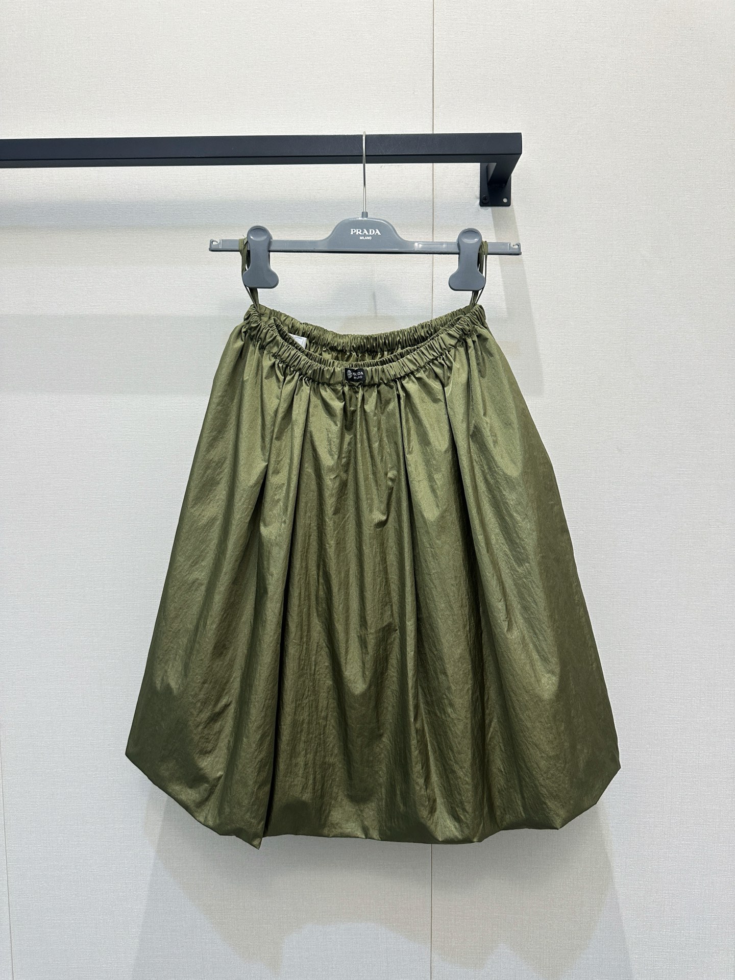 NO:806507,Prad*26 new bud skirt is made of light nylon fabric, windproof and waterproof, suitable for daily or outdoor use!  The elastic waist + bud pleat design is comfortable and layered. The A-line skirt is loose and slimming, and it is full of Japanese retro style. The khaki color is super versatile. It looks great with T-shirts, shirts, and jackets. It can be easily used for commuting and leisure. It is practical and fashionable!  Color green, size SML, real shot, prada, skirts, jackets & coats, shirts, tees, t-shirt,19860909Prad*26新款花苞半身裙,采用轻薄尼龙面料,防风防水,日常或户外都很适合！松紧腰+花苞褶皱设计,舒适又有层次感,A字裙摆宽松显瘦,日系复古风满满～卡其色超百搭,随手搭T恤、衬衫、外套都很出片,通勤休闲都能轻松驾驭,实用又时髦！ 颜色绿色 尺码SML大货实拍,,prada,skirts,jackets & coats,shirts,tees，t-shirt,,Women's clothing
