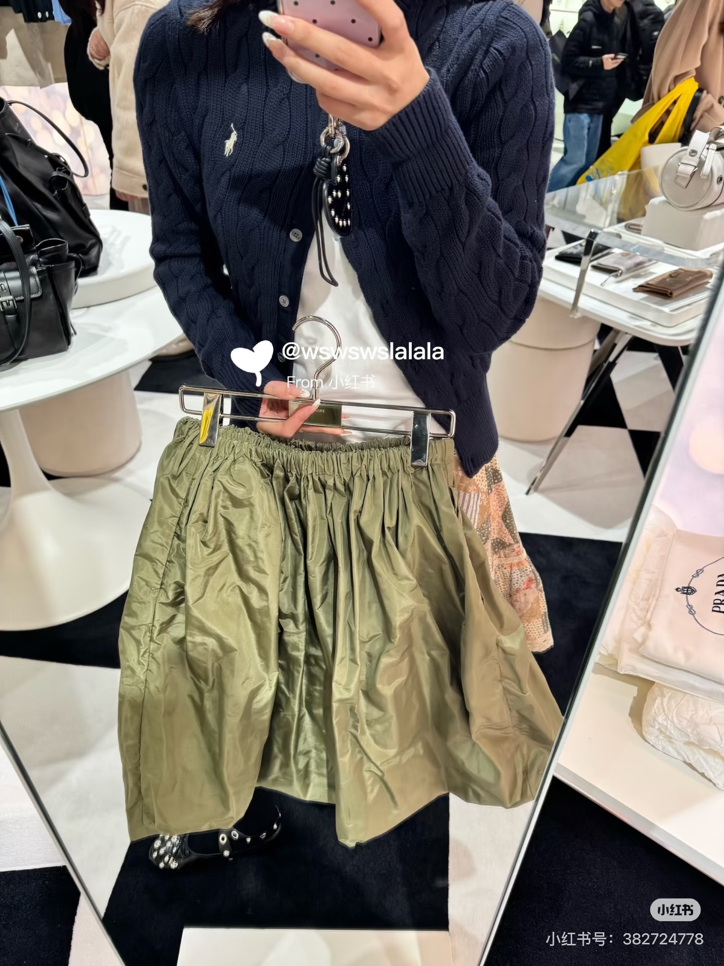 NO:806510,Prad*26 new bud skirt is made of light nylon fabric, windproof and waterproof, suitable for daily or outdoor use!  The elastic waist + bud pleat design is comfortable and layered. The A-line skirt is loose and slimming, and it is full of Japanese retro style. The khaki color is super versatile. It looks great with T-shirts, shirts, and jackets. It can be easily used for commuting and leisure. It is practical and fashionable!  Color Green Size SML,,prada,skirts,jackets & coats,shirts,tees,t-shirt,19860909Prad*26新款花苞半身裙,采用轻薄尼龙面料,防风防水,日常或户外都很适合！松紧腰+花苞褶皱设计,舒适又有层次感,A字裙摆宽松显瘦,日系复古风满满～卡其色超百搭,随手搭T恤、衬衫、外套都很出片,通勤休闲都能轻松驾驭,实用又时髦！ 颜色绿色 尺码SML,,prada,skirts,jackets & coats,shirts,tees，t-shirt,,Women's clothing