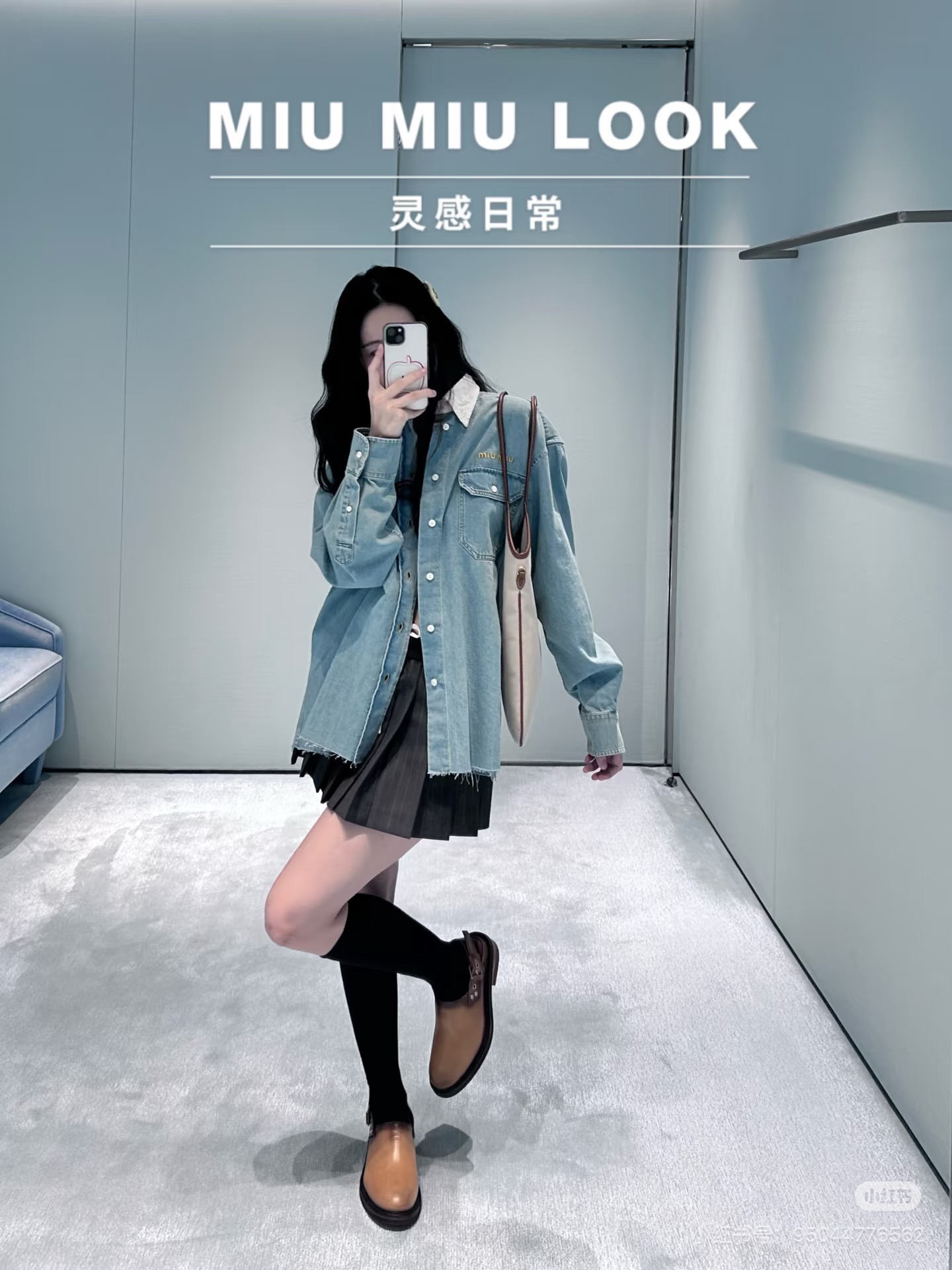 NO:806504,Miu Miu light blue contrast collar raw edge denim shirt, made of washed distressed denim fabric, soft light blue tone with retro texture, loose oversize drop shoulder version is very tolerant to the body shape, contrasting off-white corduroy collar and denim body in sharp contrast, double chest pockets with gold embroidery on the right side Miu Miu  Logo, the white buttons on the placket and cuffs are exquisitely detailed, and the irregular raw edges on the hem add a casual and unruly feel; it is a representative item of the miu retro casual style, which can be worn alone or layered as a jacket, suitable for spring, autumn, summer and winter. It can be paired with shorts, jeans, suits or vests to create a variety of styles such as sweet and cool, commuting, etc. The contrasting color of light blue and off-white is fresh and soft,,,miumiu,versace,shorts,jeans,jackets &  coats,shirts,business suits,19860909Miu Miu浅蓝撞色领毛边牛仔衬衫,采用水洗做旧牛仔面料,柔和浅蓝调自带复古质感,宽松Oversize落肩版型对身形包容度极高,撞色米白灯芯绒领与牛仔衣身形成鲜明对比,胸前双口袋搭配右侧金色刺绣Miu Miu Logo,门襟与袖口的白色纽扣细节精致,下摆不规则毛边剪裁更添随性不羁感；它是miu系复古休闲风的代表单品,可单穿或作外套叠穿,适配春秋夏冬四季穿搭,能搭配短裤、牛仔裤、西装或马甲,打造甜酷、通勤等多种风格,浅蓝与米白的撞色清新柔和,,,miumiu,versace,shorts,jeans,jackets & coats,shirts,business suit,,Women's clothing