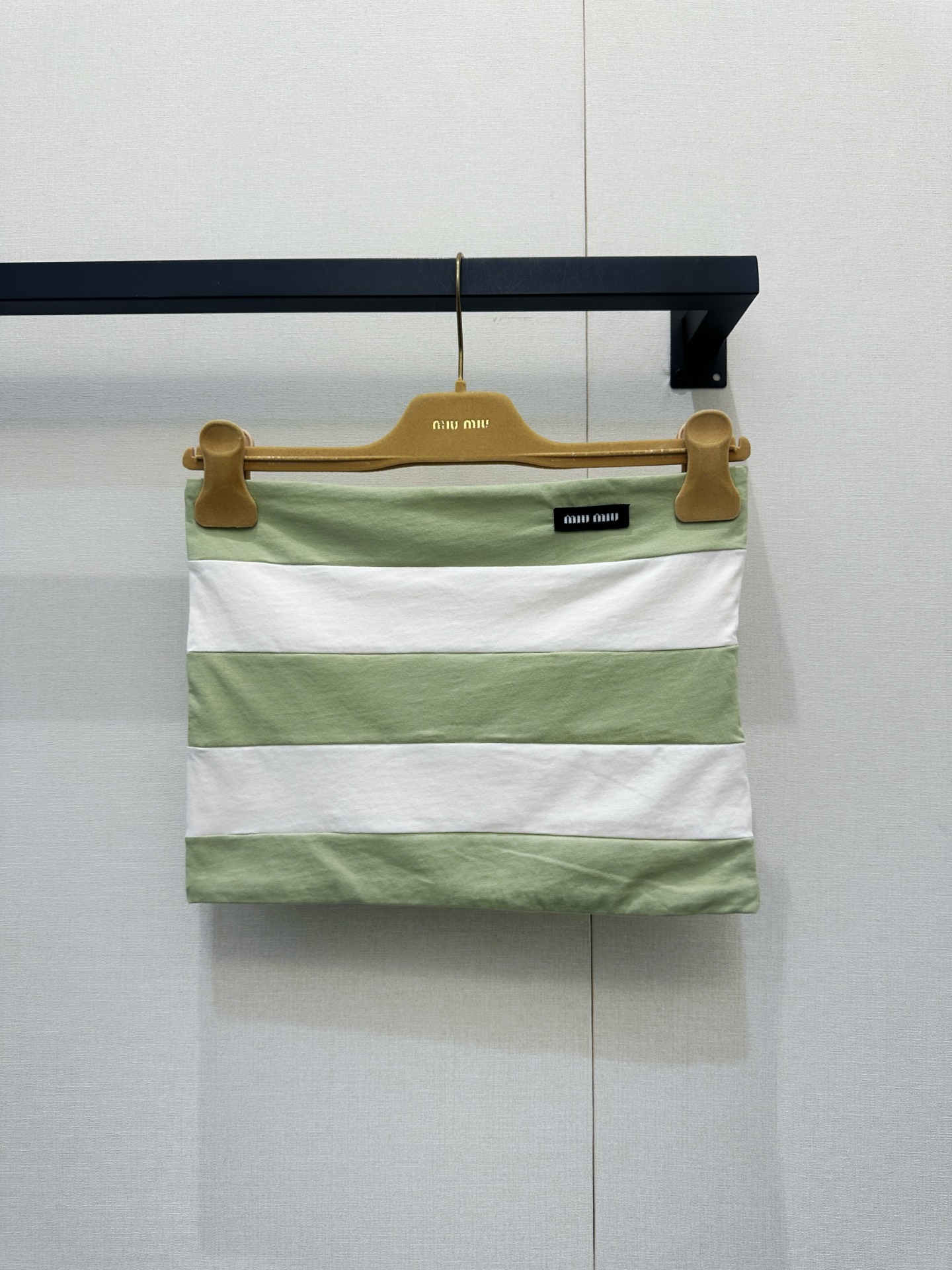 NO:806495,Miumiu's new cotton striped tube top, light green + white color scheme, fresh and simple, perfect for summer!  The strapless design fits the body shape, and the brand logo on the chest is very recognizable. The cotton fabric is breathable and comfortable, and can be easily worn in daily life or on vacation. Paired with high-waisted pants/skirts, you can easily get a vibrant summer style, fashionable and practical!  Real shots of three-color SML products,,miumiu,skirts,19860909Miumiu 新款棉质条纹抹胸,浅绿+白色配色,清新简约超适合夏天！无肩带设计,贴合身形,胸前品牌标识超有辨识度.棉质面料透气舒适,日常或度假都能轻松驾驭.搭配高腰裤/裙,轻松get夏日活力风,时髦又实用！ 三色SML大货实拍,,miumiu,skirts,,Women's clothing