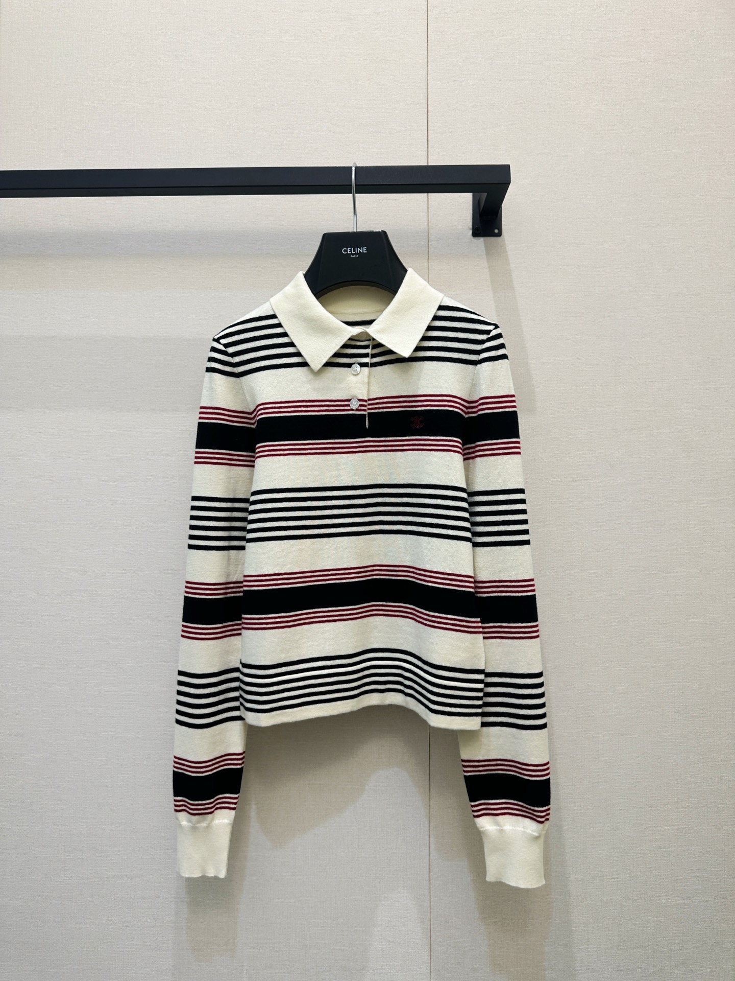 NO:807018,CELINE's classic striped Polo sweater, with an off-white background and black and red contrasting stripes, gives it a retro feel!  The lapel Polo collar design neatly reduces age, the slim and short version easily optimizes the body proportions, the long-sleeved design takes into account both commuting and daily wear, the iconic Arc de Triomphe logo on the chest low-key highlights the brand texture, the soft and waxy knitted fabric is skin-friendly and breathable, it is super stylish when worn alone, and it is easy to achieve the French high-end feel. Size S/M/L, real shot,,celine,19860909CELINE经典条纹Polo针织衫,米白底色搭配黑红撞色条纹,复古感拉满！翻领Polo领设计利落减龄,修身短款版型轻松优化身材比例,长袖设计兼顾通勤与日常穿搭,胸前标志性凯旋门logo低调彰显品牌质感,软糯针织面料亲肤透气,单穿内搭都超有格调,轻松拿捏法式高级感.尺码 S/M/L大货实拍,,celine,,Women's clothing