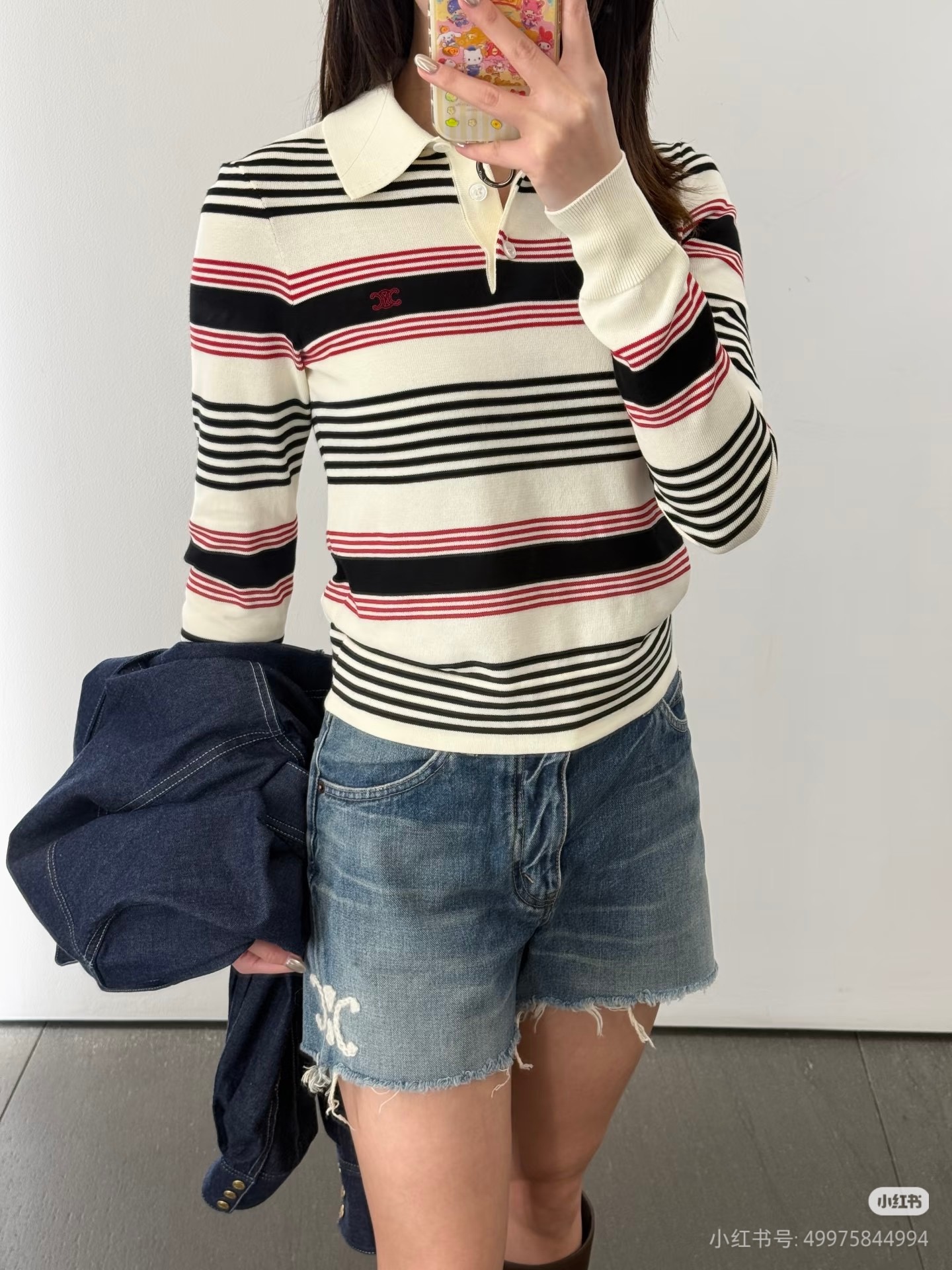 NO:807020,CELINE's classic striped Polo sweater, with an off-white background and black and red contrasting stripes, gives it a retro feel!  The lapel Polo collar design neatly reduces your age, the slim and short version easily optimizes body proportions, the long-sleeved design takes into account both commuting and daily wear, the iconic Arc de Triomphe logo on the chest low-key highlights the brand texture, the soft and waxy knitted fabric is skin-friendly and breathable, it is super stylish when worn alone, and it is easy to achieve the French high-end feel. Size S/M/L,,celine,19860909CELINE经典条纹Polo针织衫,米白底色搭配黑红撞色条纹,复古感拉满！翻领Polo领设计利落减龄,修身短款版型轻松优化身材比例,长袖设计兼顾通勤与日常穿搭,胸前标志性凯旋门logo低调彰显品牌质感,软糯针织面料亲肤透气,单穿内搭都超有格调,轻松拿捏法式高级感.尺码 S/M/L,,celine,,Women's clothing