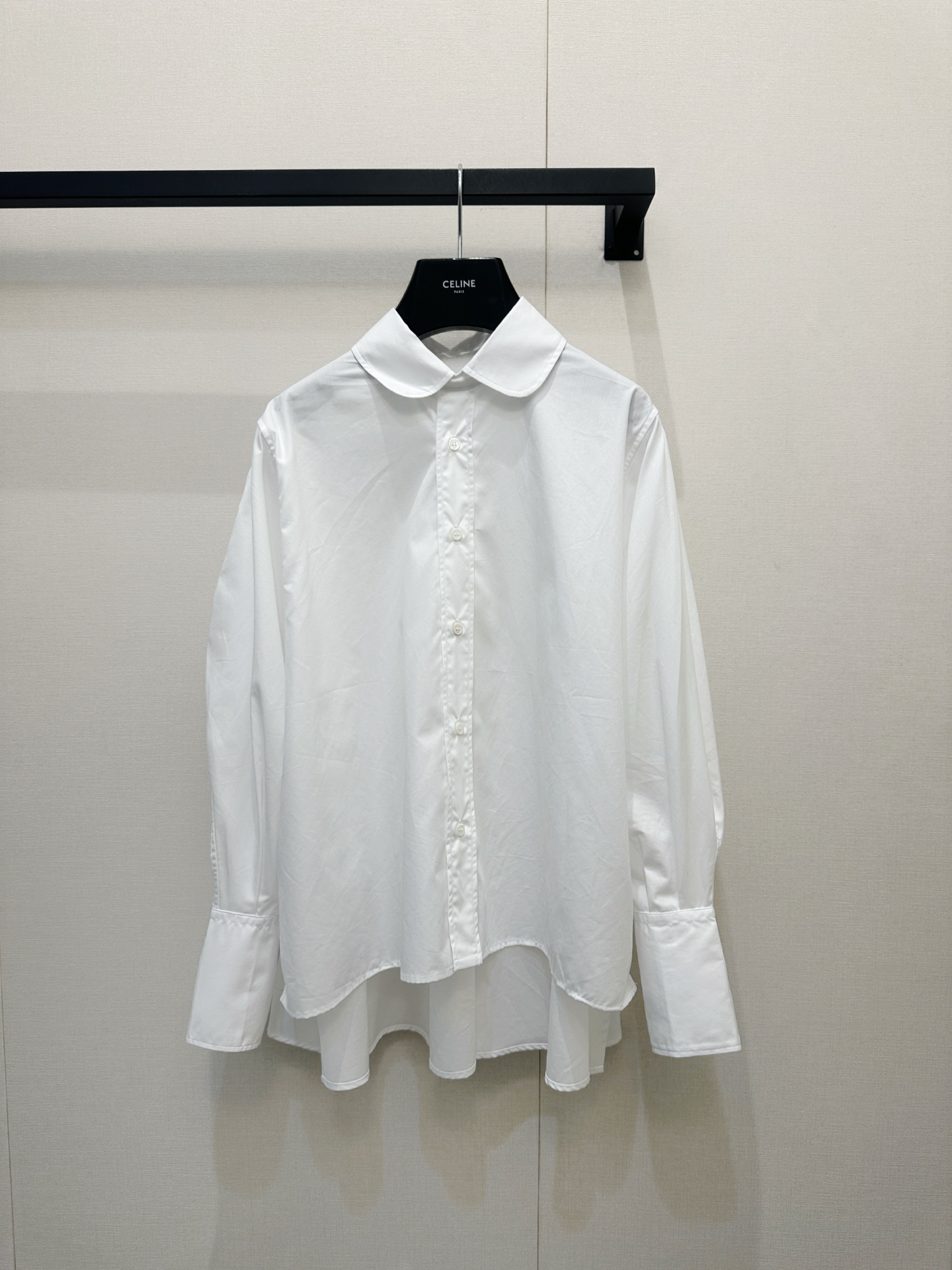 NO:807014,*26new white loose shirt with embroidered armband logo, classic lapel + loose tailoring, cuffs and hem are very loose, simple and high-end, clean fit style will never go out of style!  It’s easy to own the lean quality that is always unique to the brand!  Exclusively customized imported yb cotton material, armbands are embroidered with the Arc de Triomphe logo in the same color, mother-of-pearl buckles are designed with brand letters and logos, and the style is short at the front and long at the back. It can easily create a minimalist style whether worn alone or layered, and is suitable for daily commuting. CELINE's consistent exquisite craftsmanship and design sense are a must-have for fashionistas!  1:1 awesome version, the latest spring and summer items, look out for the exclusive high version, SML real shots of large products, celine, shirts,19860909*26new袖标刺绣徽标白色宽松衬衫 经典翻领+宽松剪裁,袖口和下摆都很有松弛感,简约又高级,Clean fit造型感永远不过时！品牌一贯独有的精益品质轻松拥有！ 独家定制进口yb棉材质,袖标同色系凯旋门徽标刺绣点缀,贝母扣做品牌字母logo设计,前短后长宽松版型,无论单穿还是叠搭,都能轻松打造极简风,通勤日常都很适合.CELINE一贯的精致工艺和设计感,时髦精们必入！1:1超赞版型,春夏最新单品,认准独家高版本 SML大货实拍,,celine,shirts,,Women's clothing