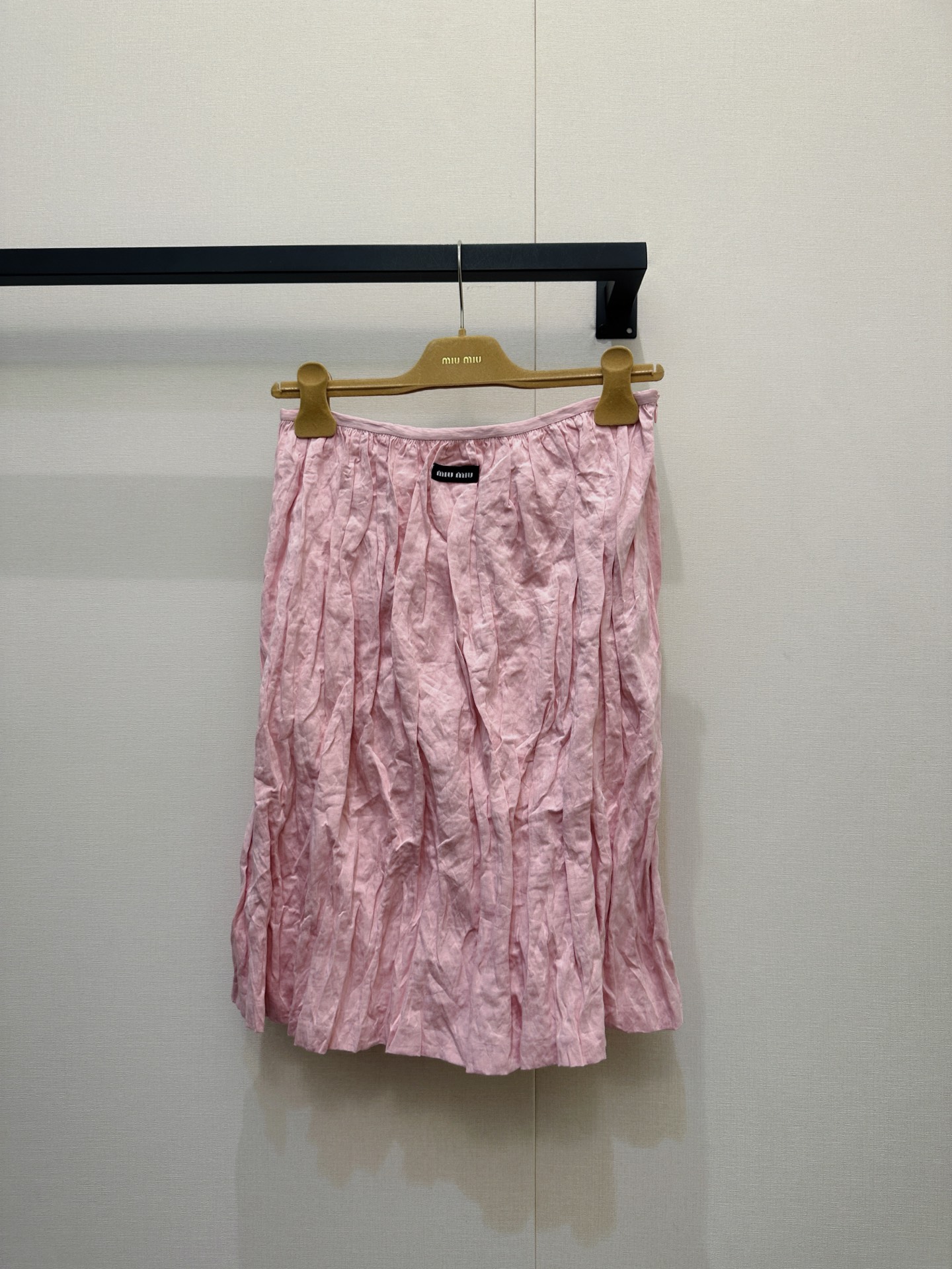 NO:807028,Miumiu custom logo lettering gold thread skirt Inspired by classic archival shapes, the Duchesse fabric of this skirt is characterized by ripples, enriching the color and enhancing the silhouette, creating a lustrous and elegant texture. The bow-tie version of the top is vivid on the upper body. Pink SML real shot,, miumiu, skirts,19860909Miumiu 定做徽标字金丝线半裙 灵感源自经典档案造型,这款半身裙的Duchesse面料以波纹为特色,丰富色彩并提升廓形,营造出光泽优雅的质感,上衣蝴蝶结版型上身活灵活现 粉色SML大货实拍,,miumiu,skirts,,Women's clothing