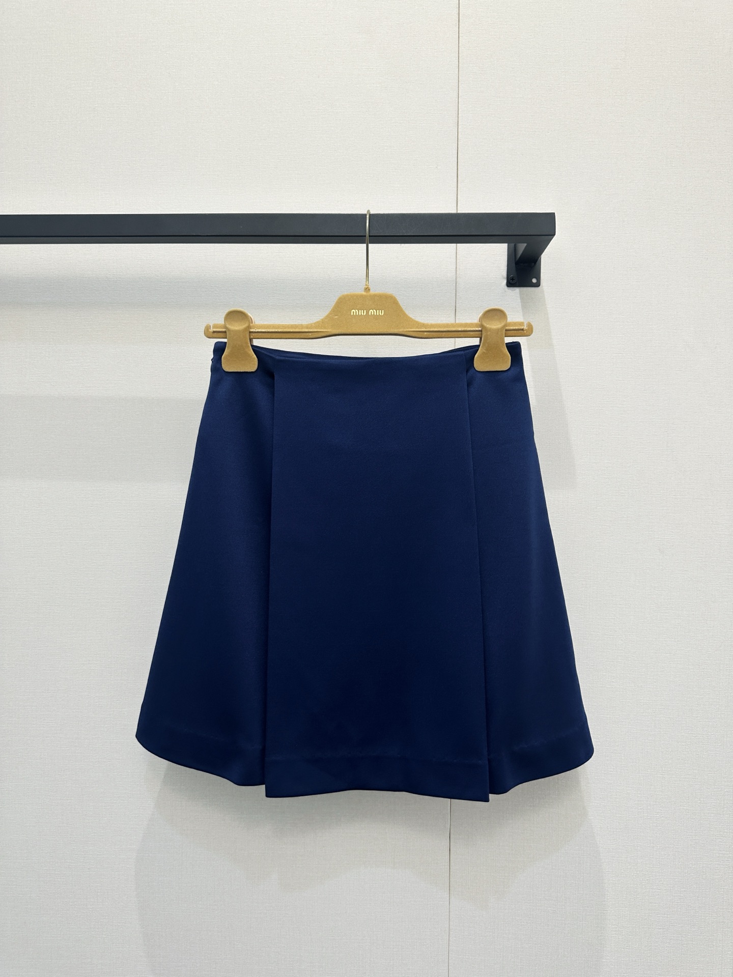 NO:807045,*26new Show's new pleated logo blue skirt. The cut is simple and smooth. The A-line version shows off your legs. The blue tone is fresh and retro. It is a must-have for spring and summer!  Exclusively customized and imported yb cotton material, this season uses 'At Work' as the theme, paying tribute to women's labor, integrating practicality and aesthetics, and can be easily used for daily commuting or fashionable occasions. Pair it with a brown shirt or knitted top, with full retro temperament, and easily create a fashionable look!  1:1 Awesome version, the latest spring and summer items, look out for the exclusive high version, SML real shots of large products, skirts, shirts,19860909*26new秀场新款压褶徽标蓝色半裙 剪裁简约流畅,A字版型超显腿型,蓝色调清新又复古,春夏穿搭必备！独家定制进口yb棉材质,本季以“At Work”为主题,致敬女性劳动,将实用与美学融合,日常通勤或时尚场合都能轻松驾驭.搭配棕色衬衫或针织上衣,复古气质满分,轻松打造时髦look！1:1超赞版型,春夏最新单品,认准独家高版本 SML大货实拍,,skirts,shirts,,Women's clothing