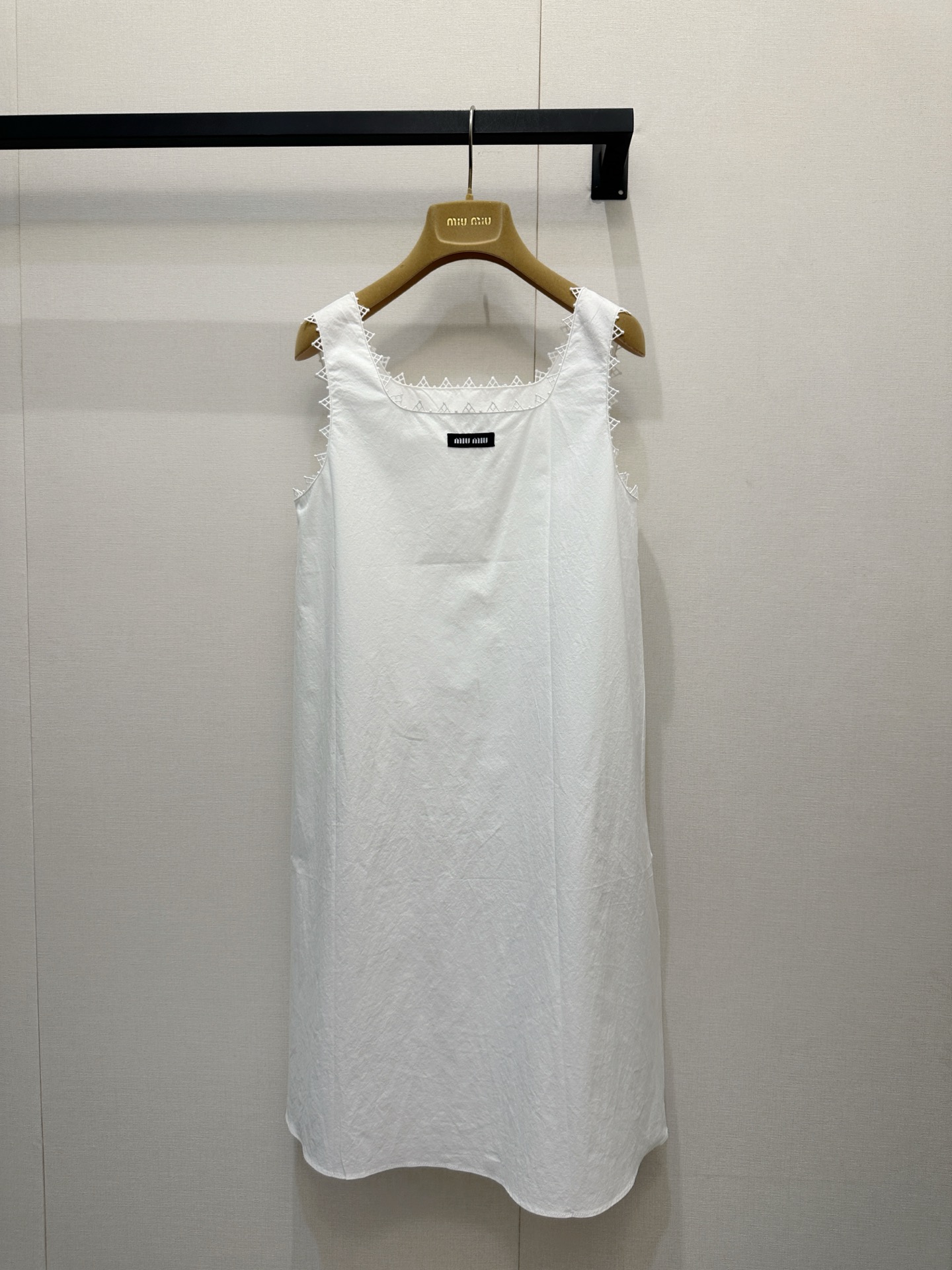 NO:807604,Miu Miu white lace square neck sleeveless babydoll dress sweet girl's life!  Miu Miu's little white dress directly welds girlishness onto the body. It has a square neck and lace design. It is gentle and delicate, and instantly fills the atmosphere. The A-line baby dress is not flattering on the figure, hides the body and looks slim, and can easily be worn to give the look of a paper girl. It is simple and clean white, with a refreshing and relaxed feeling. It can be worn for daily commuting, dates and outings. It will give you a smart and playful rich girl feeling. Whoever wears it will be the sweet girl ceiling!  Size S/M/L, actual photos of large products,,miumiu,skirts,19860909Miu Miu 白色蕾丝方领无袖娃娃裙甜妹本命！Miu Miu 这件小白裙直接把少女感焊在身上方领+蕾丝花边的设计,温柔又精致,瞬间拉满氛围感A字娃娃裙版型不挑身材,藏肉显瘦一绝,轻松穿出纸片人既视感 简约干净的白色,自带清爽松弛感,日常通勤、约会出游都能穿上身就是灵动俏皮的富家千金感,谁穿谁是甜妹天花板！ 尺码 S/M/L大货实拍,,miumiu,skirts,,Women's clothing