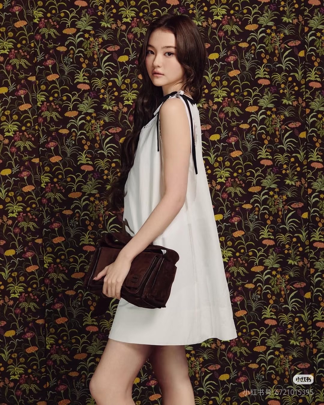 NO:807606,Miu Miu white lace square neck sleeveless babydoll dress sweet girl's life!  Miu Miu's little white dress directly welds girlishness onto the body. It has a square neck and lace design. It is gentle and delicate, and instantly fills the atmosphere. The A-line baby dress is not flattering on the figure, hides the body and looks slim, and can easily be worn to give the look of a paper girl. It is simple and clean white, with a refreshing and relaxed feeling. It can be worn for daily commuting, dates and outings. It will give you a smart and playful rich girl feeling. Whoever wears it will be the sweet girl ceiling!  Size S/M/L,,miumiu,skirts,19860909Miu Miu 白色蕾丝方领无袖娃娃裙甜妹本命！Miu Miu 这件小白裙直接把少女感焊在身上方领+蕾丝花边的设计,温柔又精致,瞬间拉满氛围感A字娃娃裙版型不挑身材,藏肉显瘦一绝,轻松穿出纸片人既视感 简约干净的白色,自带清爽松弛感,日常通勤、约会出游都能穿上身就是灵动俏皮的富家千金感,谁穿谁是甜妹天花板！ 尺码 S/M/L,,miumiu,skirts,,Women's clothing