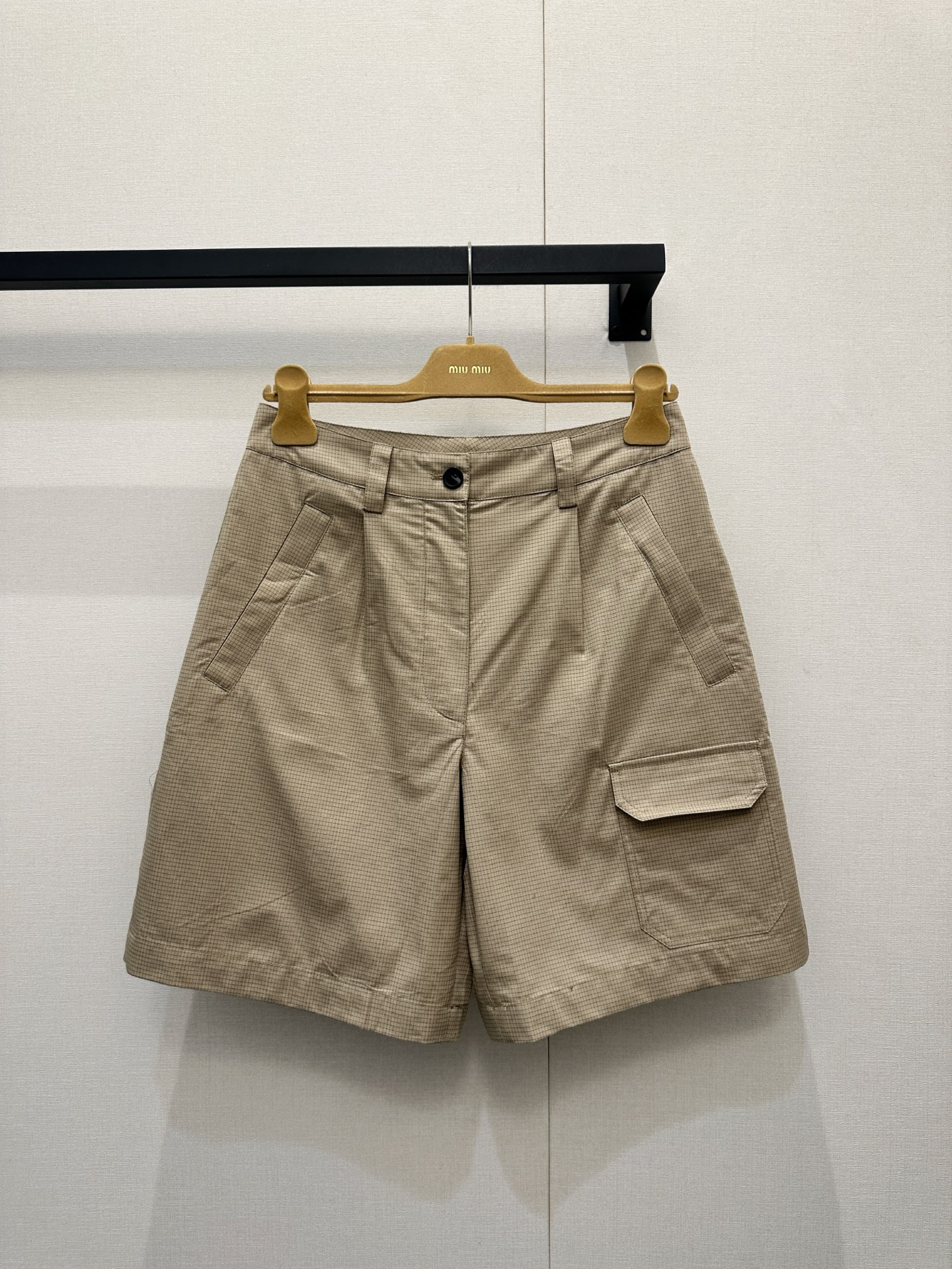 NO:807600,*26new waffle plaid khaki cargo shorts are designed with high waist and wide legs, which are crisp, stylish and comfortable. The side cargo pockets are super practical and full of retro college style!  Exclusively customized imported yb cotton material, embellished with classic logo letter pattern on the back pocket, khaki color with relaxed advanced filter, suitable for daily commuting and leisure. The length is moderate, modifies the leg shape, and looks great with shirts, knitted or sports shoes, and can be easily switched into a versatile item of various styles!  1:1 Awesome version, the latest spring and summer items, look for exclusive high-end versions, ready-made SML products, sneakers, shorts, shirts,19860909*26new华夫格纹卡其色工装短裤高腰阔腿设计,挺括有型又舒适.侧边工装口袋超实用,复古学院风满满！独家定制进口yb棉材质,后袋经典徽标字母图案点缀,卡其色自带松弛高级滤镜,日常通勤、休闲都能轻松驾驭长度适中,修饰腿型,搭配衬衫、针织或运动鞋都很出彩,轻松切换多种风格的百搭单品！1:1超赞版型,春夏最新单品,认准独家高版本 现货 SML大货实拍,,sneakers,shorts,shirts,,Women's clothing