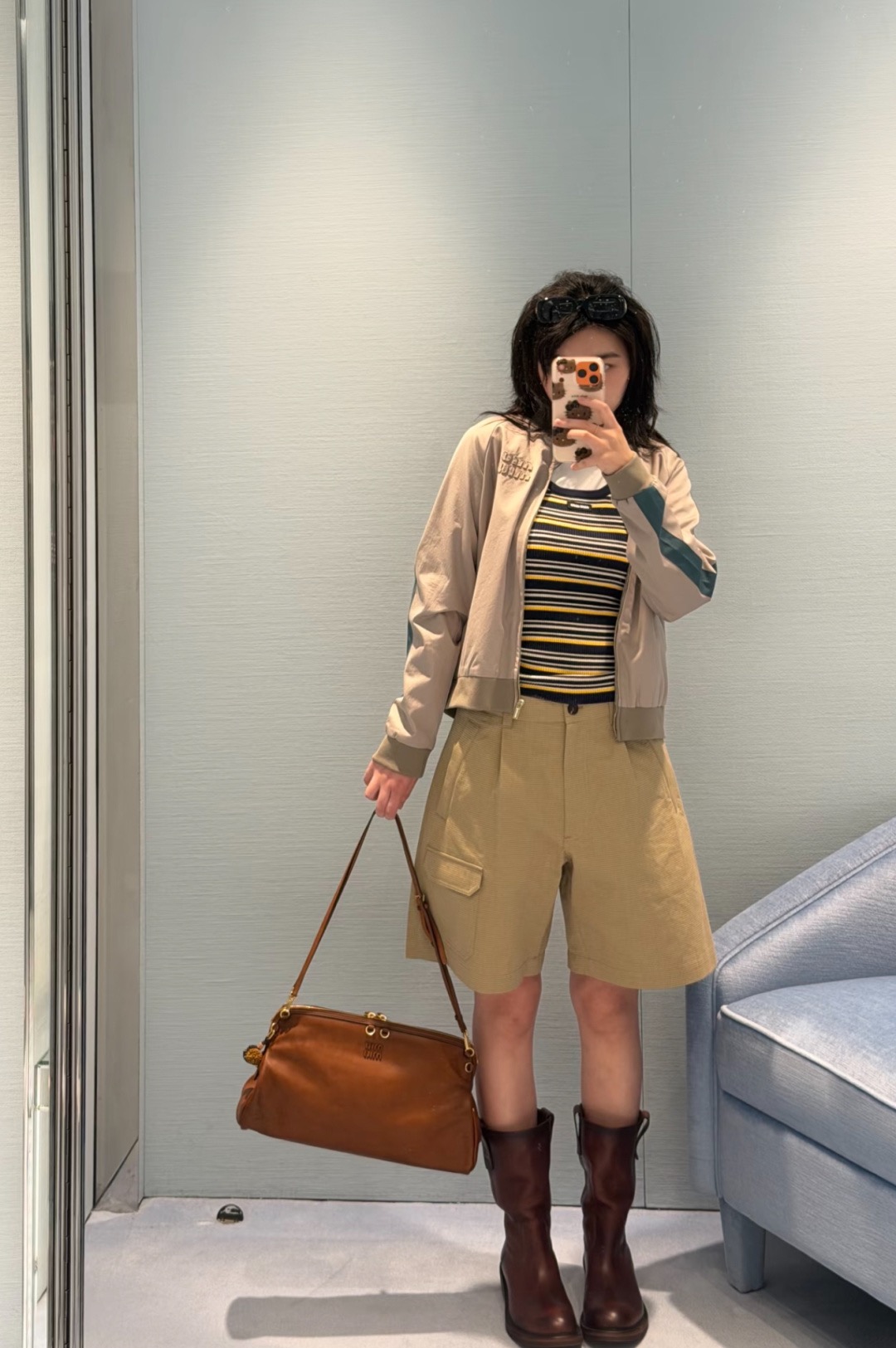 NO:807602,*26new waffle plaid khaki cargo shorts are designed with high waist and wide legs, which are crisp, stylish and comfortable. The side cargo pockets are super practical and full of retro college style!  Exclusively customized imported yb cotton material, embellished with classic logo letter pattern on the back pocket, khaki color with relaxed advanced filter, suitable for daily commuting and leisure. The length is moderate, modifies the leg shape, and looks great with shirts, knitted or sports shoes, and can be easily switched into a versatile item of various styles!  1:1 awesome version, the latest spring and summer items, look out for exclusive high-end versions in stock SML, sneakers, shorts, shirts,19860909*26new华夫格纹卡其色工装短裤高腰阔腿设计,挺括有型又舒适.侧边工装口袋超实用,复古学院风满满！独家定制进口yb棉材质,后袋经典徽标字母图案点缀,卡其色自带松弛高级滤镜,日常通勤、休闲都能轻松驾驭长度适中,修饰腿型,搭配衬衫、针织或运动鞋都很出彩,轻松切换多种风格的百搭单品！1:1超赞版型,春夏最新单品,认准独家高版本 现货 SML,,sneakers,shorts,shirts,,Women's clothing