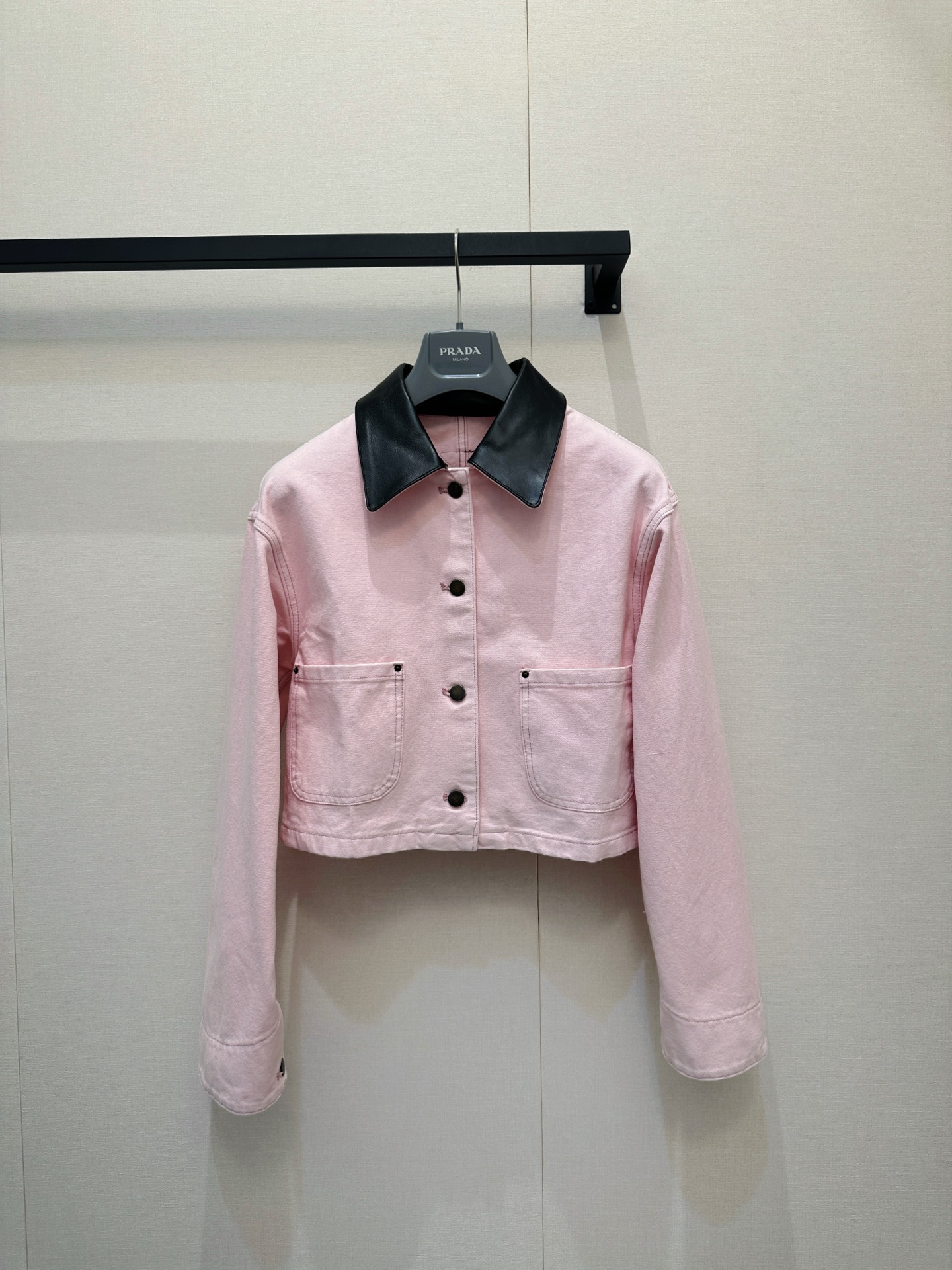 NO:807596,Prada pink short work jacket. Soft cherry blossom pink + black leather lapel, it is Prada's iconic contrasting design. The short version + large pocket design not only retains the toughness of work clothes, but also uses pink to neutralize the toughness, making it look gentle and capable. Actual photos of pink SML products,, prada, jackets & coats,19860909Prada粉色短款工装夹克 柔和的樱花粉+黑色皮质翻领,是Prada标志性的撞色设计.短款版型+大口袋设计,既保留了工装的硬朗,又用粉色中和了硬朗感,显得温柔又干练.粉色SML大货实拍,,prada,jackets & coats,,Women's clothing