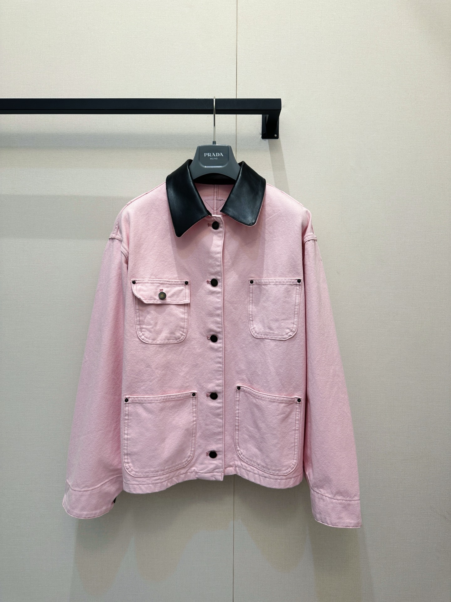 NO:807592,Prada 26 new products!  Sakura pink work jacket long coat!  Sheepskin lapel spliced ​​with high-density canvas washed fabric!  Boyfriend Style19860909Prada 26新品！樱花粉工装夹克长外套！羊皮翻领拼接高密度帆布洗水面料！男友风H宽松小短款版型高挑百搭不挑人,甜酷风复古时髦轻松拿捏,定制面料做工品质看细节,S.M.L三码大货实拍,,prada,jackets & coats,jackets & coats,sheepskin,,Women's clothing