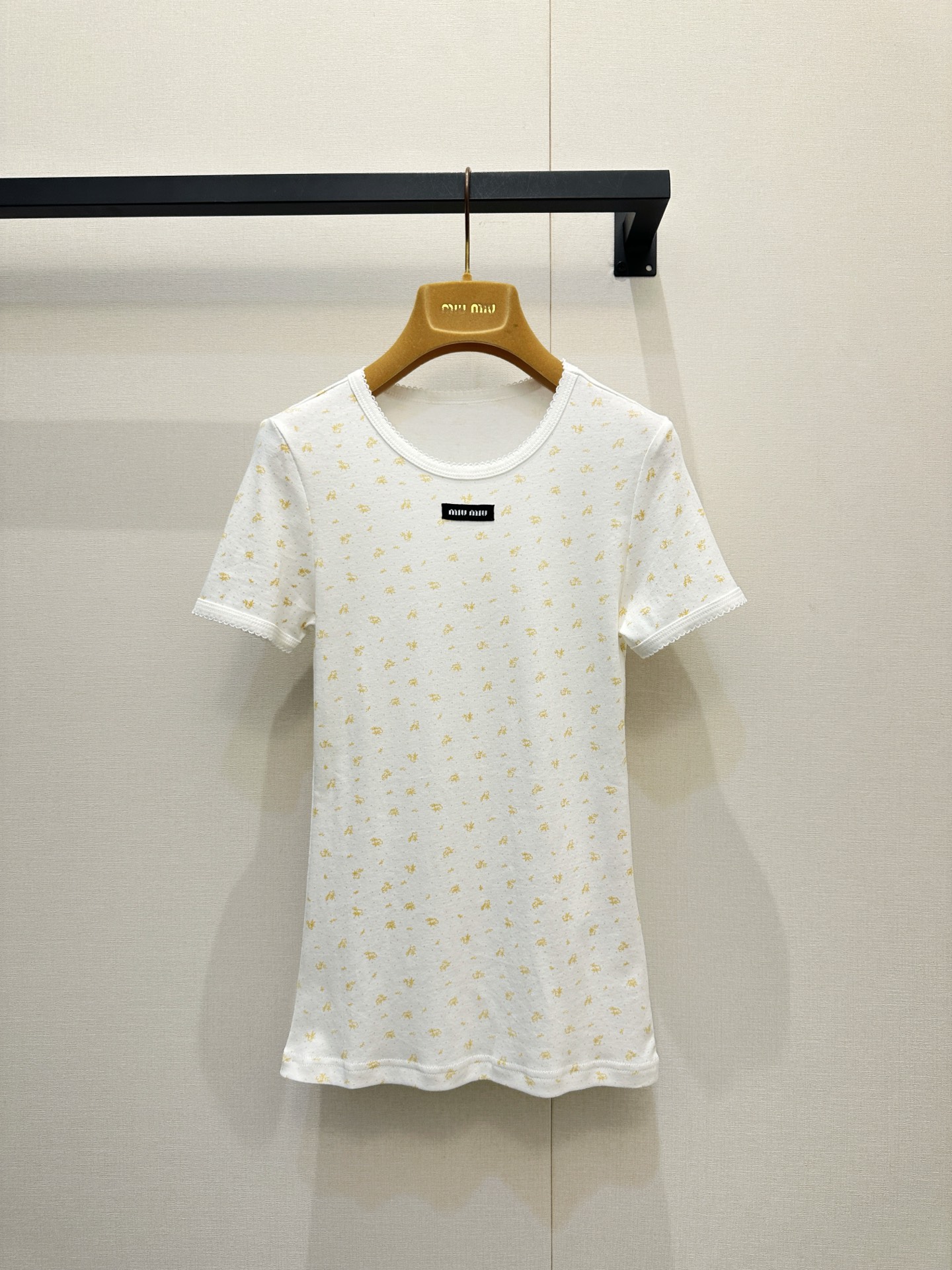 NO:808859,Miumi* 25 New Floral Short Sleeves This 26 early spring floral series is truly a unique item. It can be worn in N ways. Paired with wide-leg jeans, it is lazy and casual. It instantly makes Korean women feel at ease. It is the universal and versatile king. In winter, it can be worn under a coat to reveal the floral edges, which makes it full of sophistication!  Exclusively customized yb stretch cotton printed fabric, close-fitting and comfortable fit, upper body modification, body proportion 1:1 version + awesome material, exclusive high version size S M L, real shot of large goods, miumiu, jeans, jackets & coats, T-shirt,19860909Miumi* 25新款碎花短袖 这件26早春碎花系列真的绝绝子一件单品居然解锁N种穿法搭配阔腿牛仔裤慵懒随性瞬间韩女即视感～万能百搭王冬天搭在外套里露出碎花边边精致度拉满！独家定制yb弹力棉质印花面料贴身舒适版型上身修饰身材比例1:1版型+材质超赞独家高版本码数S M L大货实拍,,miumiu,jeans,jackets & coats,T-shirt,,Women's clothing