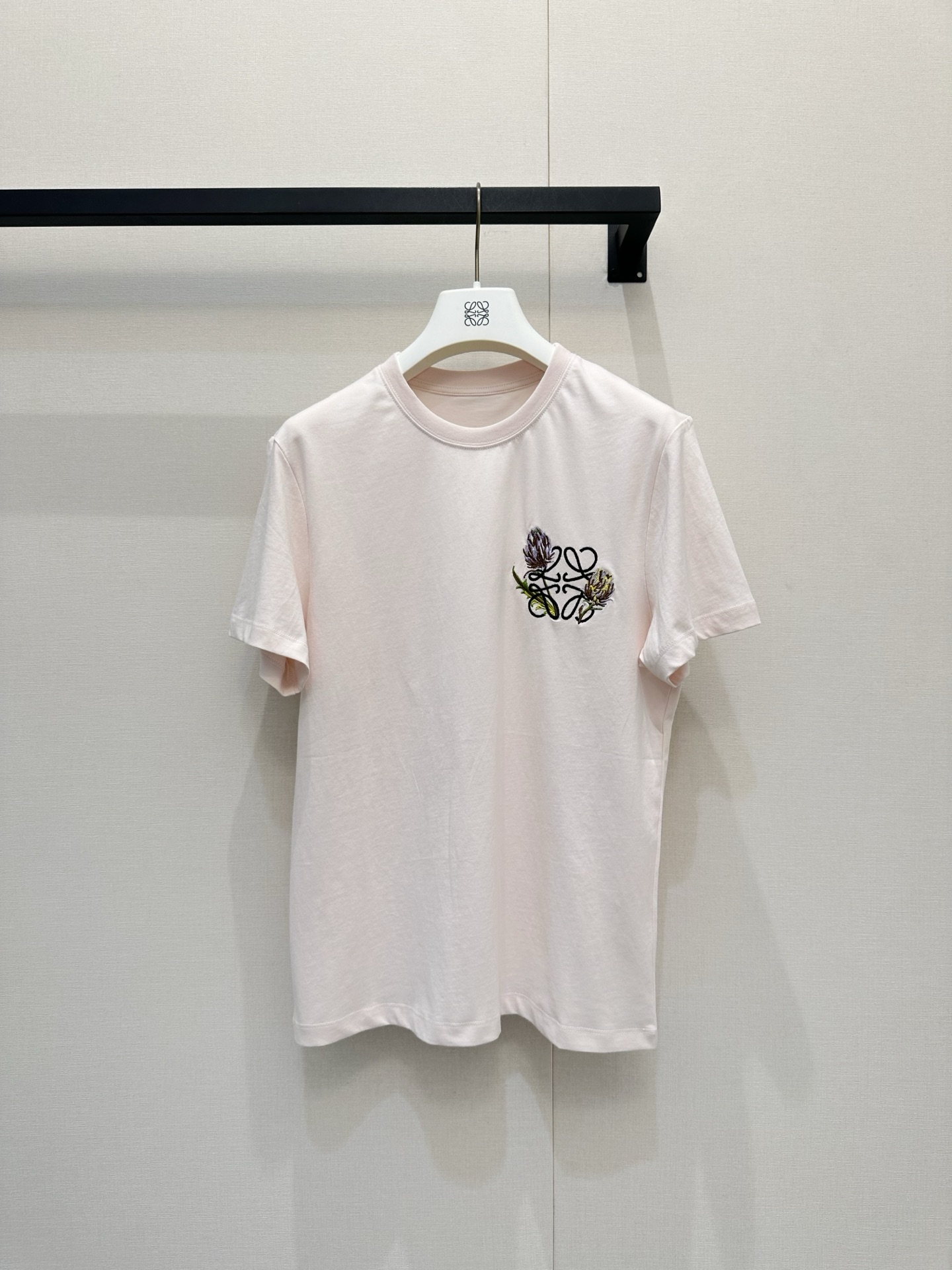 NO:832896,26 spring and summer new style LOE** directly welds the spring and summer atmosphere to the ceiling. The off-white floral T-shirt is gentle and high-end. The embroidery details on the chest are super exquisite. The soft fabric is very comfortable to wear. Paired with a red strawberry straw hat, it instantly lights up the look. The yellow skin can also be white enough to shine!  Spot sale smL,,loewe,espadrilles,tees,t-shirt,hats,1986090926春夏新款 LOE**搭配直接焊死春夏氛围感天花板 米白花卉T恤温柔又高级,胸前刺绣细节超精致,软乎乎的面料贴身穿巨舒服,搭配红草莓草编帽,瞬间点亮造型,黄皮也能白到发光！现货出售smL,,loewe,espadrilles,tees，t-shirt,hats,,Women's clothing