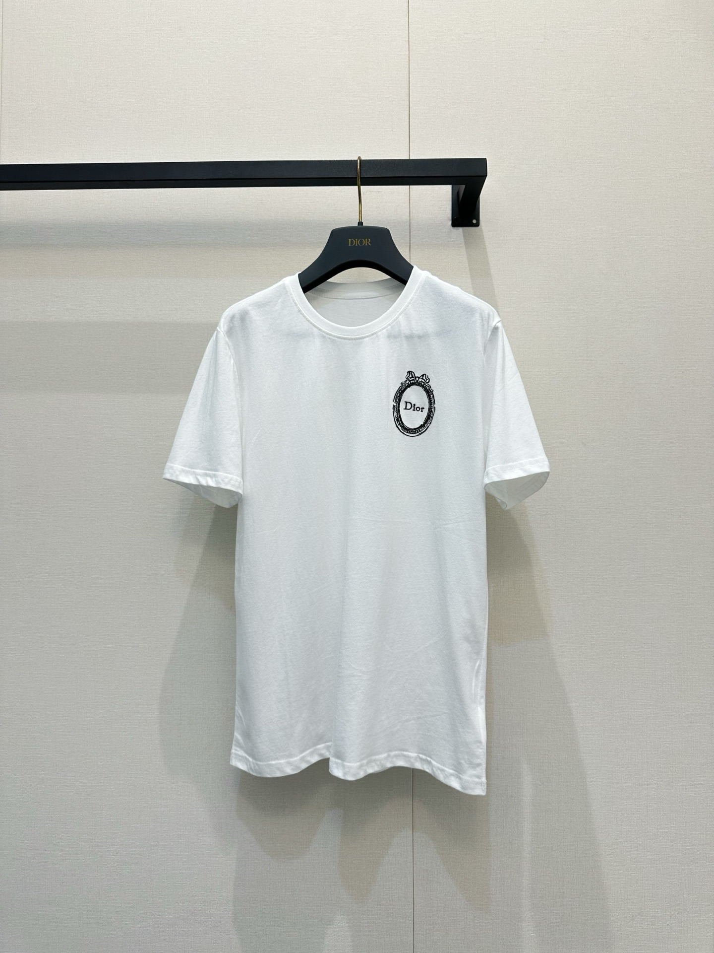 NO:832871,Actual shot of the goods *26new The clean and elegant style of round neck short sleeves with bow oval logo embroidery combines romance and luxury just right. The embroidery pattern on the chest is embellished on the body, adding more different levels of beauty to the overall look!  Exclusively customized imported yb cotton material, the black and white color upper body is white and fashionable, the oval letter embroidery pattern on the chest is completely online with all the small details, the regular shoulder shape upper body modifies the proportion of the body line, it is easy to wear alone and layered without going wrong!  1:1 awesome version, the latest spring and summer items, look out for the exclusive high version SML, T-shirt,19860909大货实拍 *26new蝴蝶结椭圆标刺绣圆领短袖干净大气的款式将浪漫与高级揉得恰到好处,胸前刺绣纹样缀在衣身,为整体造型增添了更多不同层次美感！独家定制进口yb棉材质,黑白配色上身显白又时尚,胸前椭圆标字母刺绣图案各种小细节完全在线,正肩常规版型上身修饰身线比例,单穿叠搭轻松不出错！1:1超赞版型,春夏最新单品,认准独家高版本 SML,,T-shirt,,Women's clothing