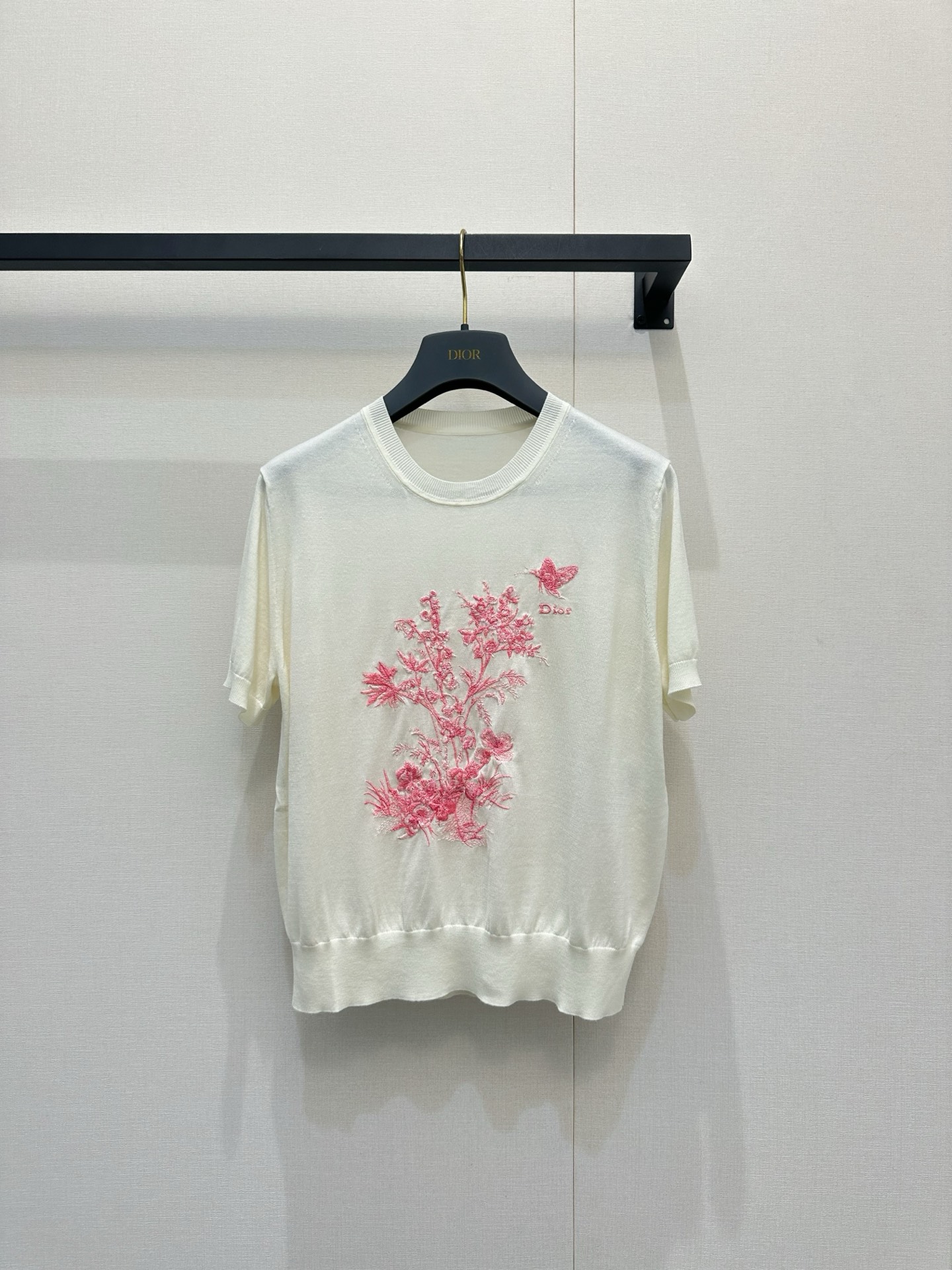 NO:832879,*26new Garden Rui printed knitted short-sleeved Floral Garden embroidery is inspired by the decorative arts of the 18th century. It pays tribute to nature and flowers and has a high-end sense of oriental aesthetics. It is a must-have!  Exclusively customized and imported yb mulberry silk, cotton and wool blend material, three-dimensional tailoring, regular fit + ribbed trim, exquisite details, classic brand letter embroidery logo is very recognizable, a must-have for spring and summer wear, easy to match with skirts or trousers, elegant and modern, can be easily used in daily or formal occasions!  1:1 Awesome version, the latest spring and summer items, look for exclusive high-end versions in stock SML, skirts, T-shirts,19860909*26new花园茹伊印花针织短袖Floral Garden刺绣灵感来自18世纪装饰艺术,致敬自然与花朵自带东方美学的高级感必须拥有！独家定制进口yb桑蚕丝棉羊毛混纺材质,立体剪裁常规版型+罗纹饰边,细节精致,经典品牌字母刺绣标志超有辨识度春夏穿搭必备,轻松搭配裙装或裤装,优雅又现代,日常或正式场合都能轻松驾驭！1:1超赞版型,春夏最新单品,认准独家高版本 现货 SML,,skirts,T-shirt,,Women's clothing
