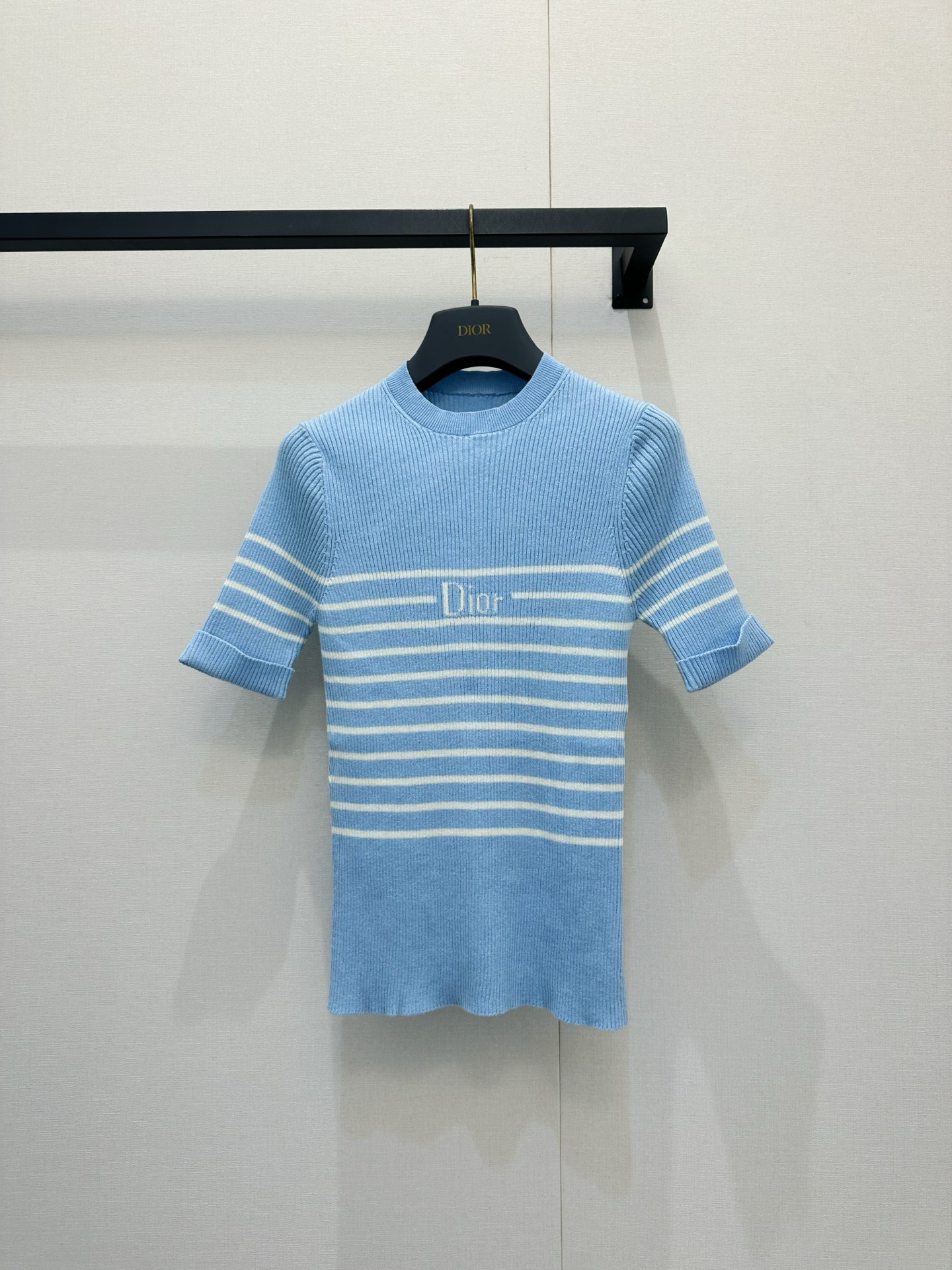 NO:832887,*26new striped letter short-sleeved knitted top. Vertical pitted knitted fabric, soft and waxy against the skin, with just the right elasticity. The short-sleeved cut is suitable for the warm weather in early spring, and the slim fit quietly outlines the waist and shoulder lines!  Exclusively customized imported YB cotton material, classic letter pattern design on the chest, can be worn in all seasons!  It can be worn daily with jeans and skirts to create a casual and high-end look. It is a 'versatile and easy-to-match' favorite in your wardrobe ~ with a French retro relaxed atmosphere!  1:1 Awesome version, the latest spring and summer items, look for exclusive high-end versions in stock SML, skirts, jeans, T-shirts,19860909*26new条纹字母短袖针织上衣 竖坑条针织面料,贴肤软糯又有恰到好处的弹性,短袖剪裁适配早春微暖天气,修身版型悄悄勾勒腰肩线条！独家定制进口yb棉材质,胸前经典字母图案设计,四季都能穿！日常搭配牛仔裤、半裙都能一键穿出随性高级感,是衣橱里「百搭不挑人」的心动款~自带法式复古的松弛氛围！1:1超赞版型,春夏最新单品,认准独家高版本 现货 SML,,skirts,jeans,T-shirt,,Women's clothing