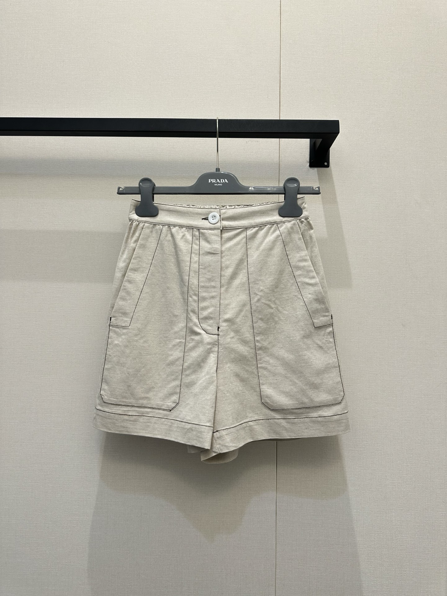 NO:874430,*26newWhite  Sun series double-bag contrast line A-line shorts are made of linen and cotton, which are soft and breathable. They are super comfortable to wear in summer. They are simple and layered and have loose leg design. They can be worn for commuting and leisure. When paired with tops from the same series, you can easily get a lazy temperament ~ Exclusively customized imported yb linen-cotton blend  Material, pockets embellished with classic brand logos, low-key yet luxurious, linen material brings cooling and comfort, waisted A-line version is super friendly to the body, you can match it casually ~ 1:1 awesome version, the latest spring and summer item, look out for the exclusive high version  SML,,shorts,19860909*26newWhite Sun系列双袋撞色线条A字短裤亚麻加棉质柔软透气,夏天穿超舒服,简约又有层次感裤腿宽松设计,通勤休闲都能穿,搭配同系列上衣,轻松get慵懒气质风～独家定制进口yb亚麻棉混纺材质,口袋经典品牌徽标章仔点缀,低调不失奢华气质,亚麻材质自带降温凉感舒适度,收腰A字版型对身材包容度超友好,随意搭配都不出错～1:1超赞版型,春夏最新单品,认准独家高版本 SML,,shorts,,Women's clothing