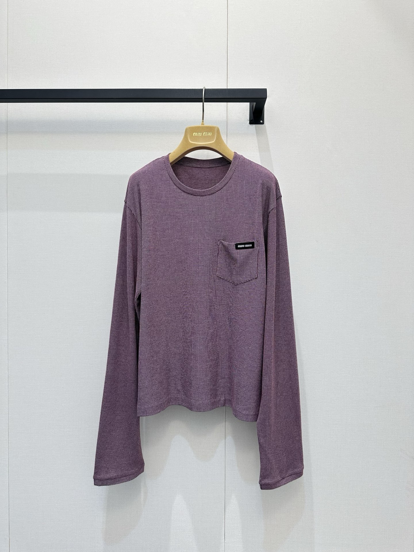 NO:832903,*26new Pink, brown and red color-blocked logo embroidered long-sleeved T-shirt has a delicate texture design, soft and comfortable, super friendly for daily wear, simple round neck, low-key and recognizable brand logo on the chest ~ Exclusive custom-made imported yb cotton material, the same style for men and women, slightly wide and loose fit, it is OK to be layered or worn alone, and it can easily create a sense of hierarchy. Inspired by the outfits worn by housewives and workers, it is practical and fashionable, and you can easily get an elegant and uninhibited style!  1:1 Awesome version, the latest spring and summer items, look out for the exclusive high version, in stock SML, tees, t-shirt,19860909*26new粉棕红拼色徽标刺绣长袖T恤细腻纹理设计,柔软舒适,日常穿着超友好圆领简约,胸前品牌标识低调又有辨识度～独家定制进口yb棉材质,男女同款微阔宽松版型,叠穿或单穿都很OK,轻松打造层次感.灵感源自主妇与工人穿搭,实用又时髦,轻松get优雅不羁风格！1:1超赞版型,春夏最新单品,认准独家高版本 现货 SML,,tees，t-shirt,,Women's clothing