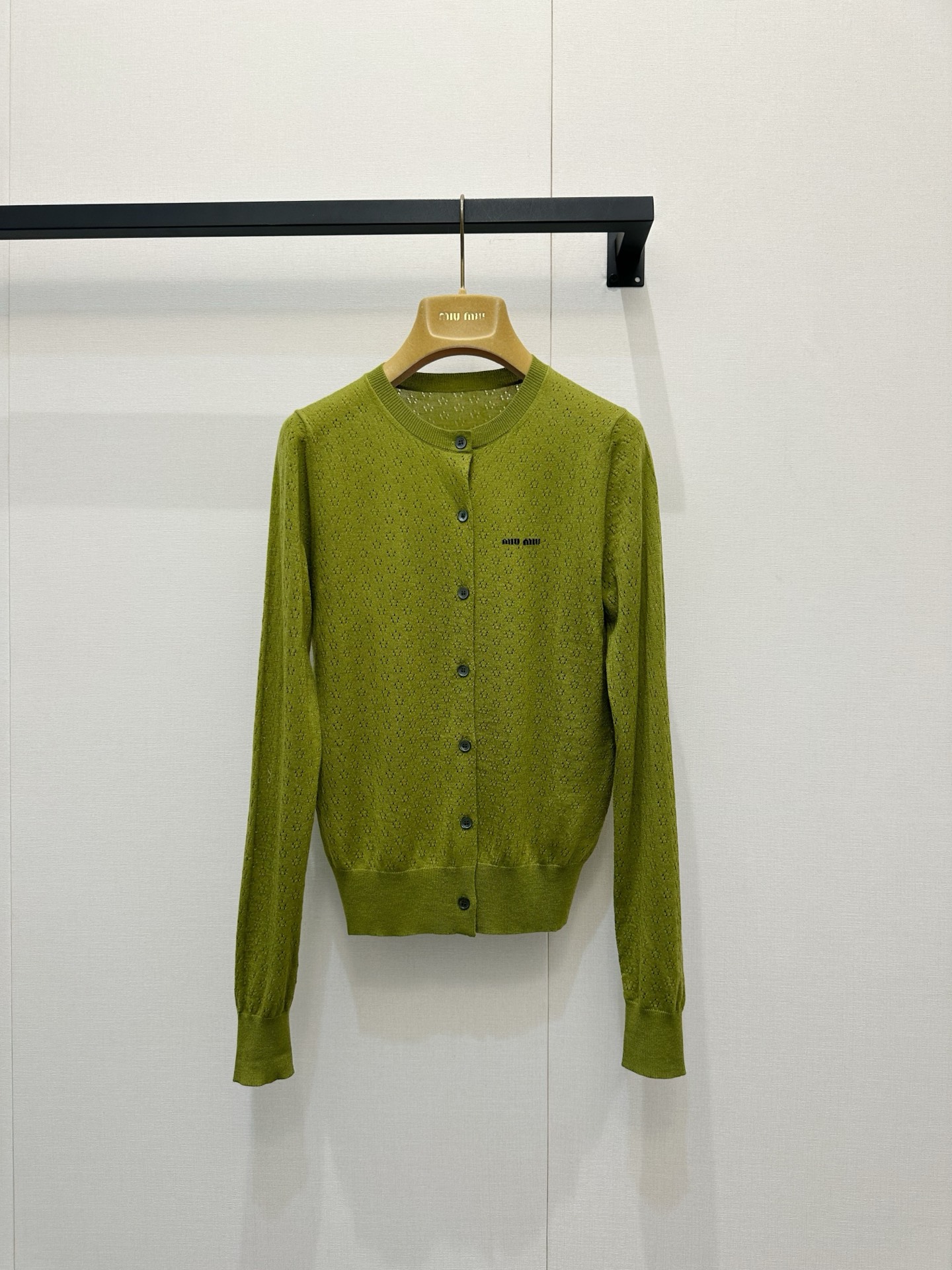 NO:832919,Miu*26 new spring and summer mustard green knitted cardigan, made of wool, soft and warm, round neck + metal button design, small logo on the chest is very recognizable: retro mustard green is white and versatile, it can be worn alone or layered, and it can easily create an intellectual style or college style. The version is slim and can be easily controlled in daily commuting. It is a must-have and practical item in the wardrobe! 1 color 3 codes sml,, miumiu,19860909Miu*26春夏新款芥末绿针织开衫,羊毛材质,柔软又保暖,圆领+金属纽扣设计,胸前小徽标超有辨识度:.复古芥末绿显白又百搭,单穿或叠穿都很出彩,轻松打造知识分子风or学院风.版型显瘦,通勤日常都能轻松驾驭,是衣橱必备实用单品!1色3码sml,,miumiu,,Women's clothing