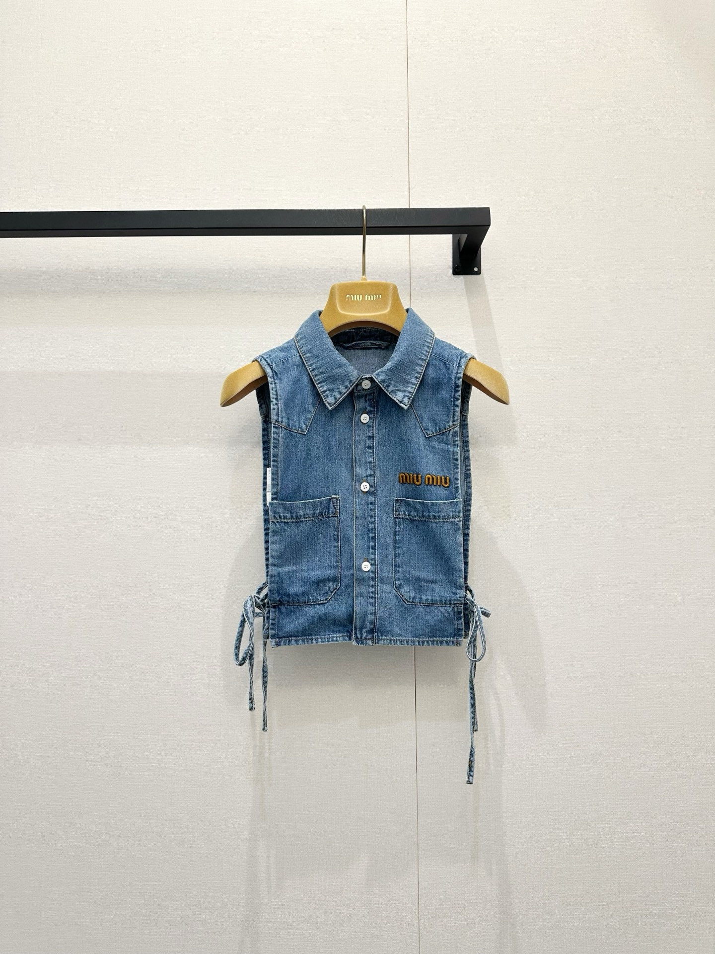 NO:832927,*26new Contrast color embroidered letter lapel denim sleeveless vest, classic washed blue upper body with retro high-end accents, comfortable and crisp to wear. Shirt-style lapel + front button closure, symmetrical pockets on both sides, practical and stylish. Exclusively customized imported yb cotton material, hem strap design, adjust the fit at will, perfect for spring and autumn wear!  The sleeveless design is perfect for layering, and looks great when paired with a white T-shirt or skirt. It can easily create a casual and age-reducing style that can be matched with everything. It can be easily used for commuting, traveling, and daily life. It is a must-have basic style for your wardrobe!  1:1 awesome version, latest summer items, look out for exclusive high version SML,,skirts,shirts,19860909*26new撞色刺绣字母翻领牛仔无袖马甲经典水洗蓝上身自带复古高级腔调,穿着舒适又挺括.衬衫式翻领+正面纽扣开合,两侧对称口袋,实用又有型独家定制进口yb棉材质,下摆绑带设计,随心调节版型,春秋季节穿搭超合适！无袖设计层次感满分,内搭白T或裙装都很出彩,轻松打造休闲减龄风百搭属性,通勤、出游、日常都能轻松驾驭,是衣橱必备基础款！1:1超赞版型,夏季最新单品,认准独家高版本 SML,,skirts,shirts,,Women's clothing