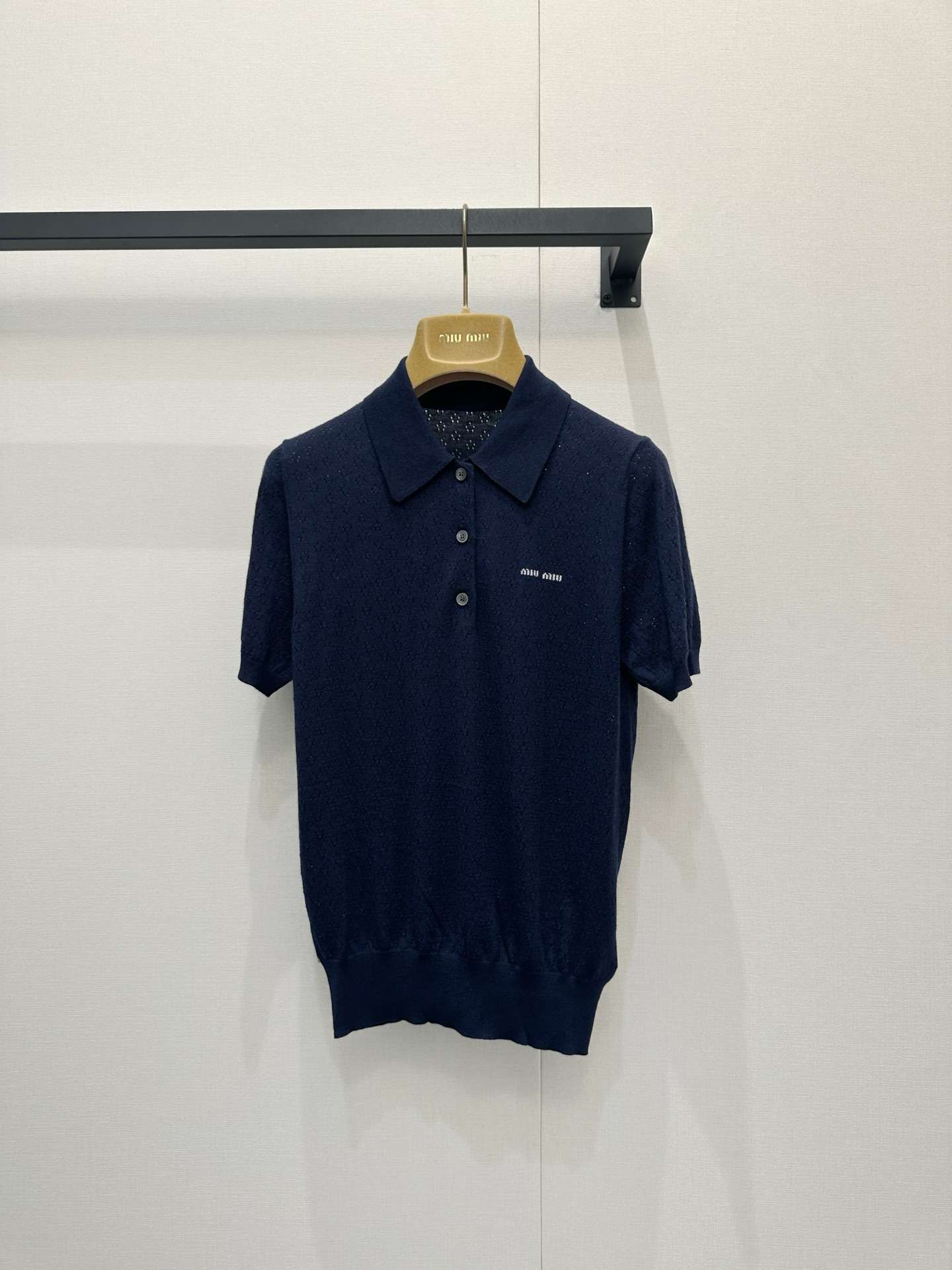 NO:832865,miumi*26 new dark blue cashmere and silk blended knitted Polo shirt. This dark blue knitted Polo really captures the sense of luxury and comfort!  The classic lapel style with exquisite embroidery on the chest is simple and a bit bookish. The most amazing thing is its fabric - 70% cashmere mulberry silk, which feels soft and waxy. When worn next to the body, it feels like being wrapped in clouds, light and breathable.  Whether you wear it with trousers for commuting, or wear it with casual trousers for weekends, they all look very classy and classy. A well-fitted wardrobe can last for many years. Sizes SML,,miumiu,real  silk,19860909miumi*26新款深蓝色羊绒真丝混纺针织Polo衫这件深蓝色针织Polo真的把高级感和舒适度拿捏住了！经典的翻领版型配上胸前精致的刺绣,简约又带点书卷气.最绝的是它的面料——70山羊绒桑蚕丝,摸上去软软糯糯的,贴身穿像被云朵包裹,轻盈又透气.无论是配西裤通勤穿出利落感,还是搭休闲裤过周末,都显得特别有质感和品位,妥妥的衣橱里能穿很多年的心头好.尺码SML,,miumiu,real silk,,Women's clothing