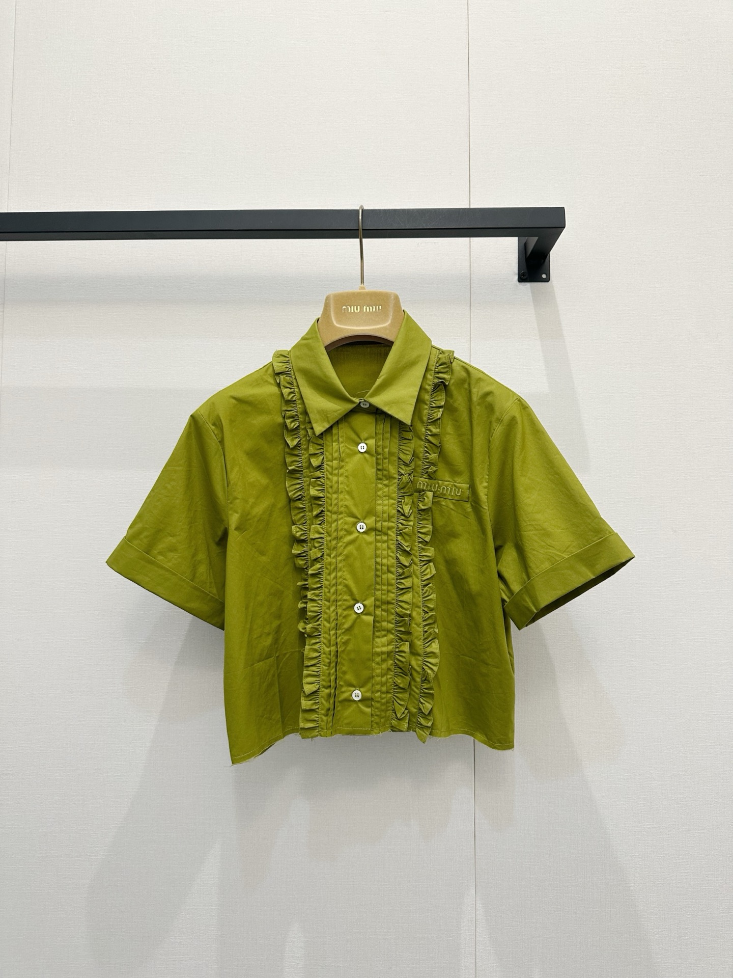 NO:832874,The short Miu Mi*26 new olive green fungus suit for girls wears the tenderness and greenness of early summer leaves on the body. The soft olive green is the base tone, with exquisite layered fungus and clever square collar buttons, showing smartness and playfulness in literature and art, as if wearing a fresh and not greasy matcha latte, bringing a gentle filter to every day when going out and dating.  .Suitable for different body shapes, it is a dream choice to brighten your mood. Size 36.38.40,,miumiu,19860909短款Miu Mi*26新款橄榄绿木耳边少女套装,将初夏嫩叶般的温柔与青涩穿在身上 .柔和的橄榄绿为基调,搭配精致层叠的木耳边与乖巧方领纽扣,在文艺中透出灵动俏皮,仿佛披上了一身清新不腻的抹茶拿铁,让日常出街与约会时刻都自带温柔滤镜 .满足不同身形,是点亮心情的梦幻选择.尺码36.38.40,,miumiu,,Women's clothing