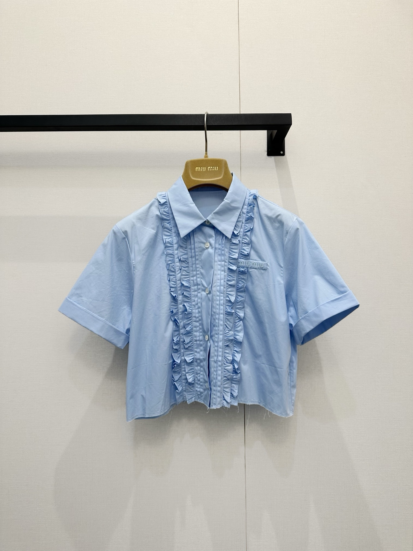 NO:832889,The short Miu Mi*26 new blue fungus-trimmed short shirt is like rubbing the whole spring into soft clouds~ The sweet light blue is paired with layers of delicate fungus, and every fold hides the girl's excitement. The square-neck vest is decorated with cute little buttons, and the playful short skirt gently swings with the steps, even the air is dyed with a sweet atmosphere.  Wearing it, it feels like wearing strawberry milk on your body from morning to night. It is a dream suit that can instantly brighten your mood when you go out on the street, and make your heart beat up when you go on a date. Size 36.38.40,,miumiu,skirts,19860909短款Miu Mi*26新款蓝色木耳边短款衬衣,像把整个春天揉进了软乎乎的云朵里～甜美的淡蓝色配上层层叠叠的精致木耳边,每一道褶皱都藏着少女的雀跃心事 方领背心缀着乖巧小纽扣,俏皮短裙随着步伐轻轻摆动,连空气都被染上了甜甜的氛围感 穿上它,从早到晚都像把草莓牛奶穿在了身上,是日常出街能瞬间点亮心情、约会时让心动值拉满的梦幻套装呀 尺码36.38.40,,miumiu,skirts,,Women's clothing