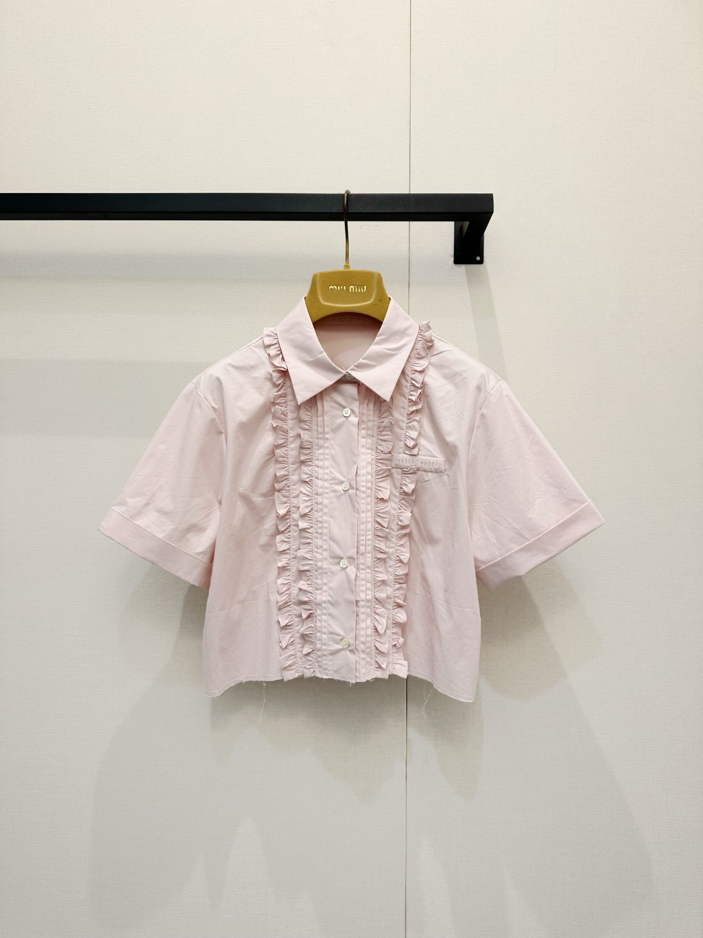 NO:832882,Short style MiuMi*26 new pink fungus series is like rubbing the whole spring into soft clouds ~ sweet cherry blossom pink with layers of exquisite fungus, every fold hides the girl's excited thoughts. The square-neck vest is decorated with cute little buttons, and the playful short skirt gently swings with the steps, even the air is dyed with a sweet atmosphere.  Wearing it, it feels like wearing strawberry milk on your body from morning to night. It is a dream suit that can instantly brighten your mood when you go out on the street and make your heart beat up when you go on a date. Size S M L,,miumiu,skirts,19860909短款 MiuMi*26新款粉色木耳边系列 像把整个春天揉进了软乎乎的云朵里～甜美的樱花粉配上层层叠叠的精致木耳边,每一道褶皱都藏着少女的雀跃心事 方领背心缀着乖巧小纽扣,俏皮短裙随着步伐轻轻摆动,连空气都被染上了甜甜的氛围感 穿上它,从早到晚都像把草莓牛奶穿在了身上,是日常出街能瞬间点亮心情 约会时让心动值拉满的梦幻套装呀 码数S M L,,miumiu,skirts,,Women's clothing