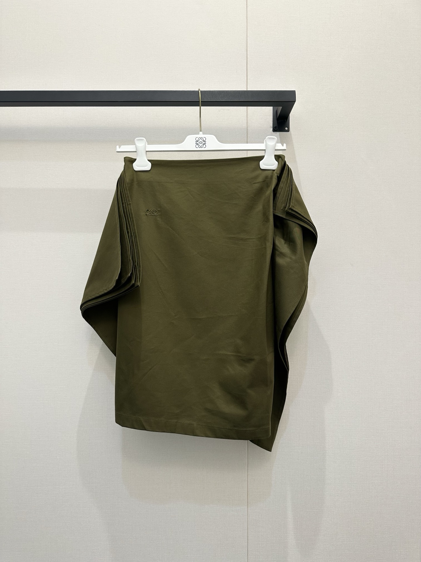 NO:832904,*26new The olive green irregular skirt is made of irregular cuts, with layered ribbons on the sides. It is full of three-dimensionality and gives you a sense of flexibility when walking. It is made of imported yb mulberry silk-cotton blend material, embroidered logo pattern on the waist, and has its own unique brand recognition. It can be easily controlled for daily commuting or leisure. The mid-length + high-waist design shows long legs and modifies the waistline. Pair it with a bright top or simple sweater to easily get a fashionable and layered look!  1:1 awesome version, latest spring and summer items, look out for exclusive high version SML,,skirts,19860909*26new橄榄绿不规则半身裙裙身采用不规则剪裁,侧边层叠飘带设计,立体感满满,走路自带灵动感独家定制进口yb桑蚕丝棉混纺材质,腰间刺绣logo图案,自带品牌独有的辨识度,日常通勤或休闲都能轻松驾驭.中长款+高腰设计,显腿长又修饰腰线,搭配亮色上衣或简约针织衫,轻松get时髦层次感！1:1超赞版型,春夏最新单品,认准独家高版本 SML,,skirts,,Women's clothing