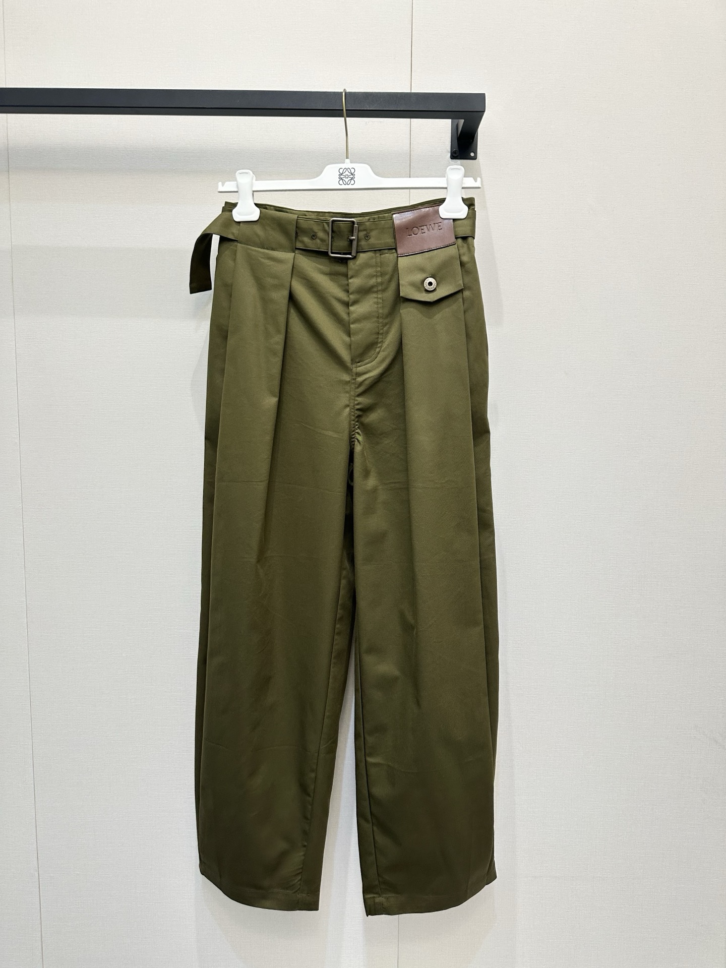 NO:834300,Loewe26's new trousers are military green. They are sharply tailored and slimming. The unique design on the waist breaks the dullness and brings a sense of relaxation and luxury. They are full of aura when commuting to work and are also popular when going out. Who knows how to switch between workplace elite and street cool girl mode with one click! You can walk with style in this suit, size SML,, loewe,19860909Loewe26新款西裤 军绿色,被这条狠狠拿捏剪裁利落又显瘦,腰侧独特设计打破沉闷,自带松弛高级感,上班通勤气场拉满,出街也炸场,一键切换职场精英&街头酷girl模式谁懂啊!穿这套走路都带风,尺码SML,,loewe,,Women's clothing