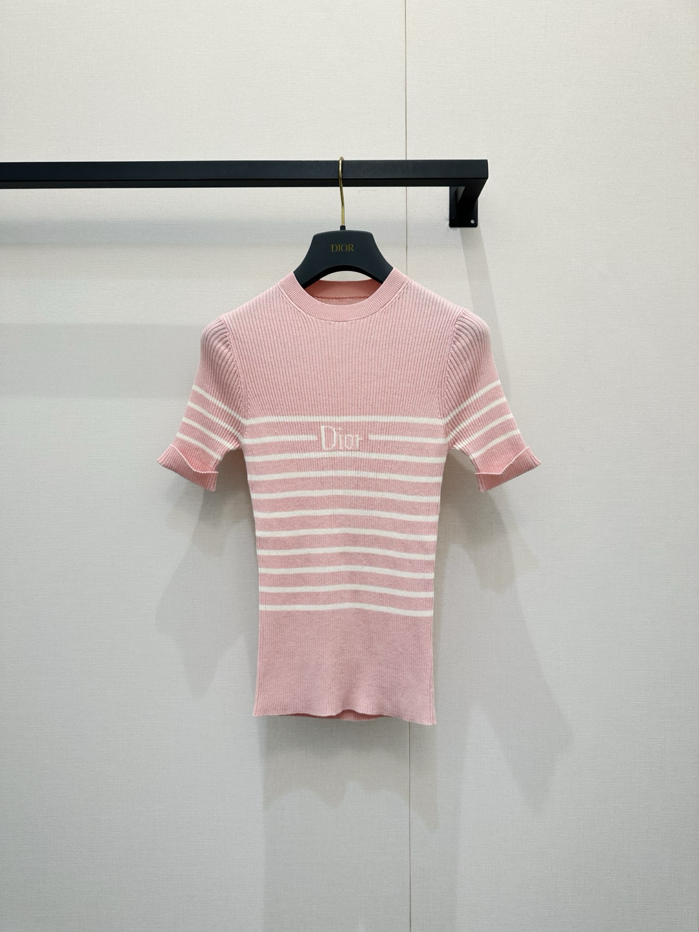 NO:834292,*26new striped monogram short-sleeved knitted top is knitted with vertical grooves, which is soft and waxy against the skin and has just the right amount of elasticity. The short-sleeved cut is suitable for the warm weather in early spring, and the slim fit quietly outlines the waist and shoulder lines!  Exclusively customized imported YB cotton material, classic letter pattern design on the chest, can be worn in all seasons!  It can be worn daily with jeans and skirts to create a casual and high-end look. It is a 'versatile and easy-to-match' favorite in your wardrobe ~ with a French retro relaxed atmosphere!  1:1 Awesome version, the latest spring and summer items, look for exclusive high-end versions in stock SML, skirts, jeans, T-shirts,19860909*26new条纹字母短袖针织上衣竖坑条针织面料,贴肤软糯又有恰到好处的弹性,短袖剪裁适配早春微暖天气,修身版型悄悄勾勒腰肩线条！独家定制进口yb棉材质,胸前经典字母图案设计,四季都能穿！日常搭配牛仔裤、半裙都能一键穿出随性高级感,是衣橱里「百搭不挑人」的心动款~自带法式复古的松弛氛围！1:1超赞版型,春夏最新单品,认准独家高版本 现货 SML,,skirts,jeans,T-shirt,,Women's clothing
