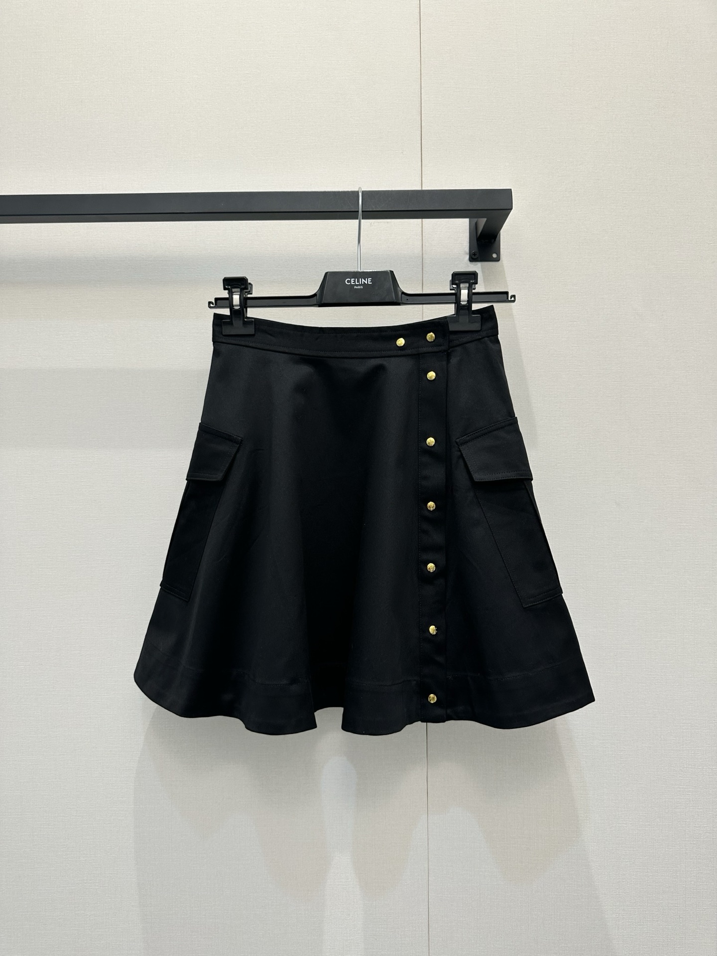 NO:834285,*26new gold buckle double pocket A-line skirt high-waisted A-line version + metal opening and closing buttons, practical and detailed, large pocket design on both sides makes the upper body full of workwear style ~ Exclusively customized imported yb cotton material, large pocket design on both sides adds a sense of style, hardware opening  The buckles are engraved with logo and stamped details. The A-line umbrella skirt is short and does not have to be pressed on the upper body. It can be easily used for daily commuting and leisure. The color is super versatile and looks great with a sweater, shirt or T-shirt. It is easy to get an age-reducing commuting style!  1:1 awesome version, the latest summer items, look out for the exclusive high version, in stock SML,,skirts,shirts,tees,t-shirt,19860909*26new金扣双袋A字半裙高腰A字版型+金属开合纽扣,实用又有细节感两侧大口袋设计上身工装风满满～独家定制进口yb棉材质,两侧大口袋设计增添造型感,五金开合扣做刻字logo钢印细节到位,A字伞裙短款长度上身不压个字,日常通勤、休闲都能轻松驾驭.颜色超百搭,随手搭针织衫、衬衫或T恤都很出彩,轻松get减龄通勤风！1:1超赞版型,夏季最新单品,认准独家高版本 现货 SML,,skirts,shirts,tees，t-shirt,,Women's clothing