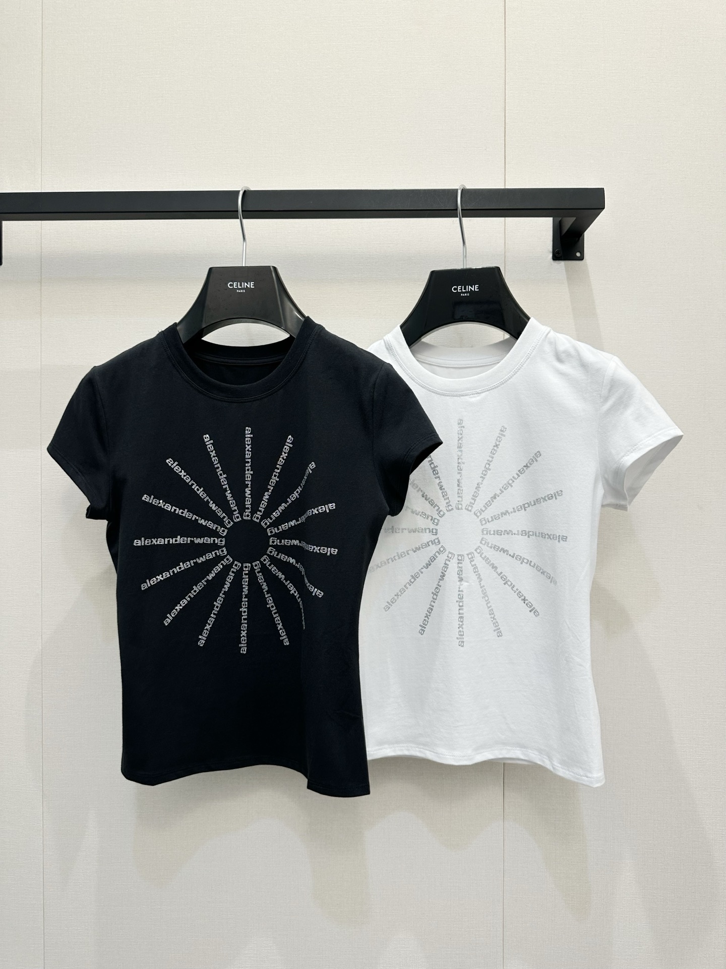 NO:834278,Highly recommended Alexander Wan*26 summer series rhinestone short-sleeved T-shirt. It is made of pure cotton, soft and comfortable, and very friendly for daily wear. The radial rhinestone logo letter design on the front is simple and recognizable. It has a slim fit and can easily create a lazy or hot girl style. It looks great with sports shoes and jeans!  Minimalist and light luxury style, suitable for sisters who pursue fashionable texture. It can be easily controlled for daily outings and dates, with perfect fashion sense. Color: black/white. Size: SML, sneakers, jeans, T-shirt, tees, t-shirt,19860909强烈推荐 Alexander Wan*26夏季系列烫钻短袖T恤,采用纯棉材质,柔软舒适,日常穿着超友好.正面放射状烫钻logo字母设计,简约又有辨识度.修身剪裁,轻松打造慵懒或辣妹风,搭配运动鞋、牛仔裤都很出彩！极简轻奢风格,适合追求时尚质感的姐妹们,日常出街、约会都能轻松驾驭,时髦感满分.颜色黑色/白色 码数SML,,sneakers,jeans,T-shirt,tees，t-shirt,,Women's clothing