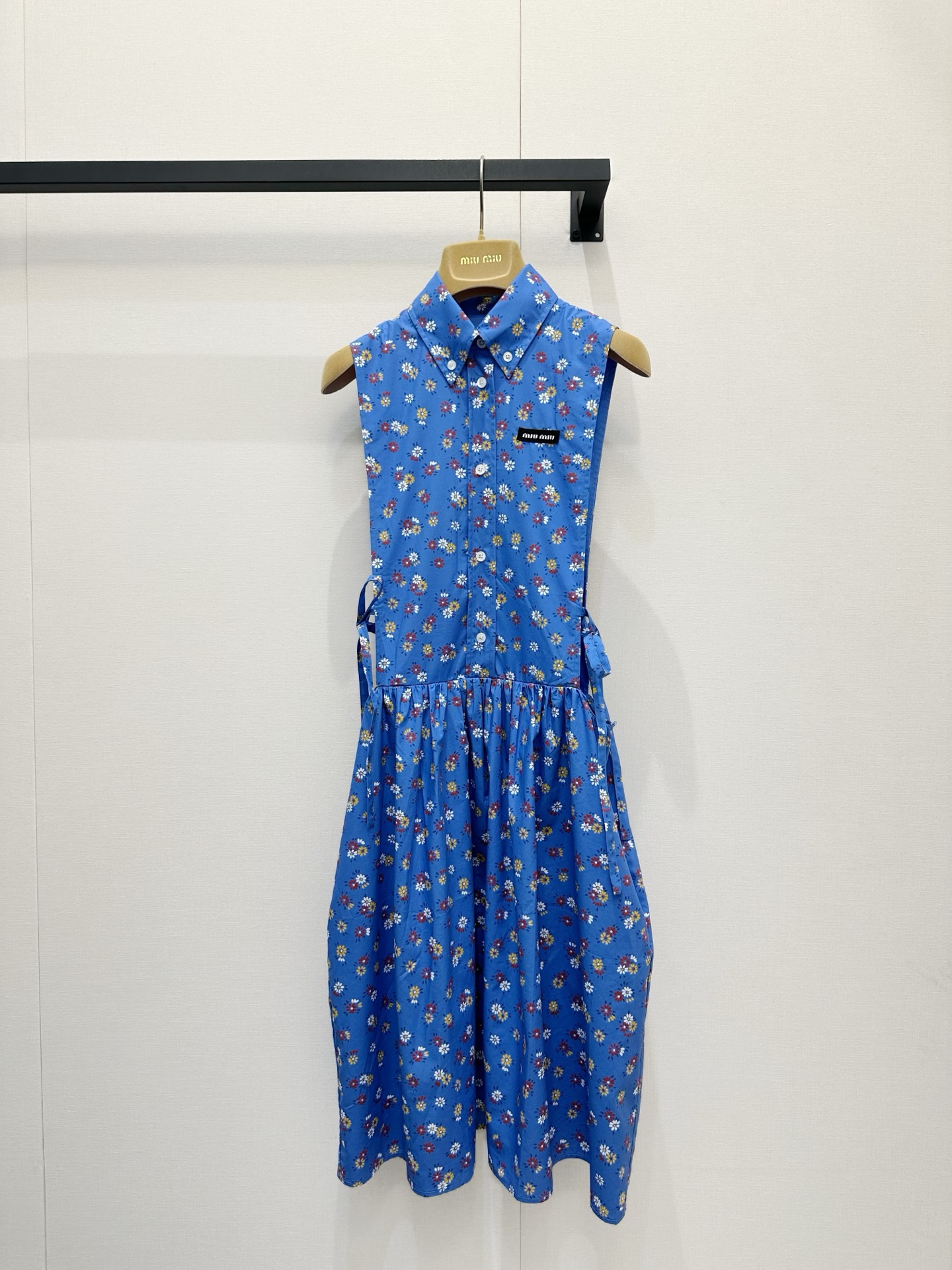 NO:834261,Miu26 early spring new floral floral girly shirt sleeveless lapel side tie shirt dress shipped. Embroidered letters are low-key and luxurious, customized pure cotton shirt fabric texture is high quality. The upper body is slim and can be sweet or salty. The temperament is versatile and not picky. The quality of workmanship depends on the details 36/38/40,,miumiu,skirts,shirts,19860909Miu26早春新款碎花 少女气质衬衫学院无袖翻领侧边系带衬衫连衣裙出货 刺绣字母低调奢华,定制纯棉衬衫面料质感高品质 版型上身巨显瘦 可甜可盐 气质百搭不挑人 做工品质看细节 36/38/40,,miumiu,skirts,shirts,,Women's clothing