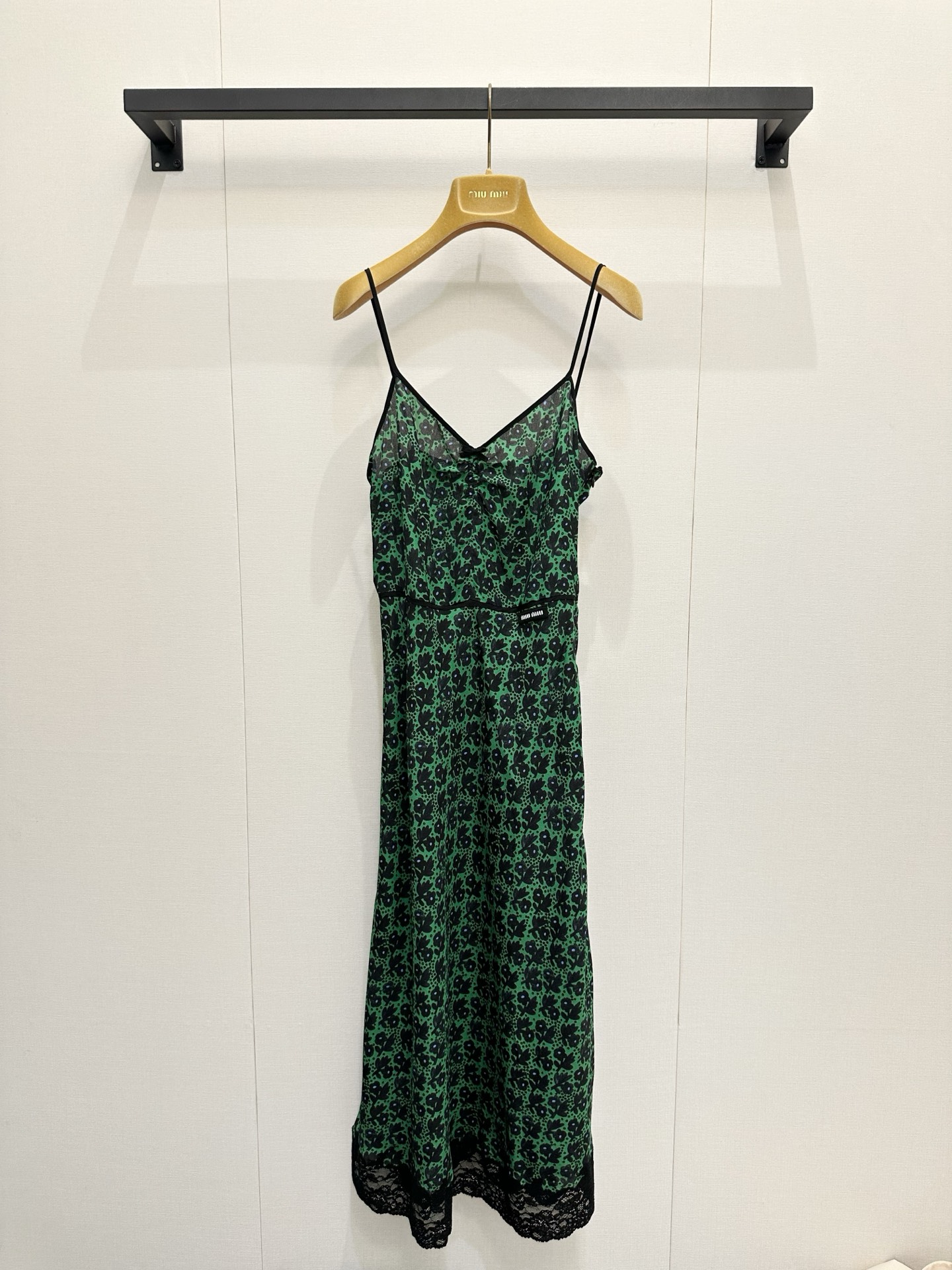 NO:834254,*26new heavyweight mulberry silk floral V-neck suspender skirt is customized with floral elements and short-sleeved waist design, and the upper body is full of pure lustful atmosphere!  The fishtail design of the waist bag buttocks has an elegant and delicate upper body, and the contrasting lace at the hem has an eye-catching effect. It is made of exclusively customized imported yb mulberry silk. It does not require excessive ironing and has an elegant drape!  The V-neck upper body modifies the smooth neck line, and the black logo lettering pattern on the waist highlights the brand's unique positioning!  A must-have 1:1 style for vacation and leisure. The latest summer items. Look for exclusive high-end versions. SML, skirts, T-shirts,19860909*26new重磅桑蚕丝碎花V领吊带裙定制碎花元素搭配短袖收腰版型,上身纯欲风氛围感满满！收腰包臀鱼尾设计上身自带优雅精致气质,下摆撞色蕾丝花边自带吸睛效果独家定制进口yb桑蚕丝材质,无需过度熨烫自带飘逸垂感！V领版型上身修饰脖颈线条流畅,腰间黑标logo字母图案点缀,彰显品牌独特定位！度假休闲必备款1:1超赞版型 夏季最新单品 认准独家高版本 SML,,skirts,T-shirt,,Women's clothing