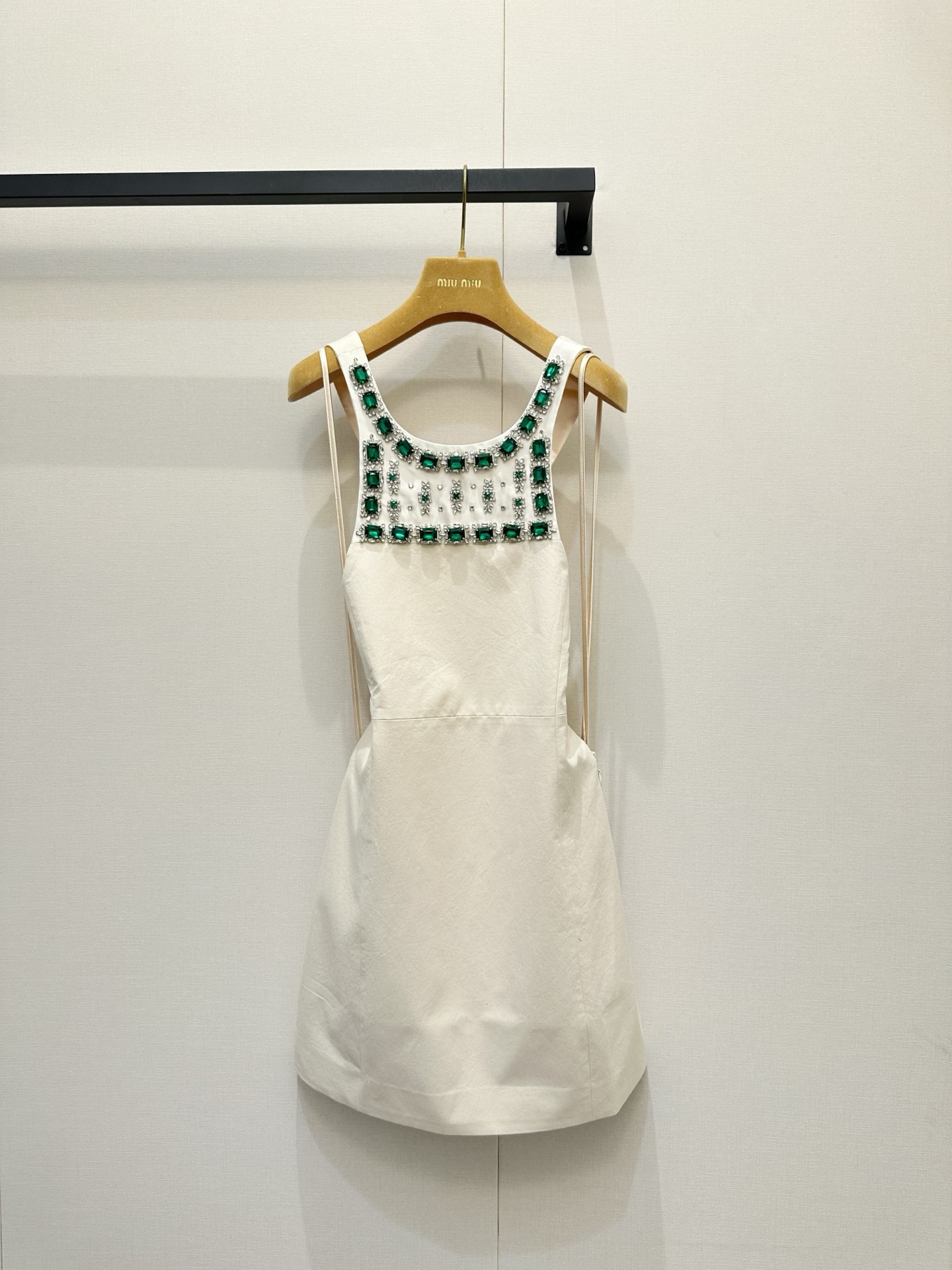 NO:834247,*26new High-end Handicraft Workshop Series All Handmade Diamond Decoration Private Dress Dress Neck Fully Handmade Diamond Technology interweaves emeralds and silver-white rhinestones into gorgeous geometric patterns. The overall texture is super awesome!  Miu girls close their eyes and enter ~ Exclusively customized imported yb cotton material, stiff and stylish canvas material with wrinkled and relaxed atmosphere, sleeveless halter neck design neatly outlines the shoulder and neck lines, waist-cinching A-line skirt to modify the body shape, exquisite private clothes with a sense of gold, which can be easily held in daily street or light social occasions!  1:1 awesome version, the latest spring and summer items, look out for the exclusive high version SML,,miumiu,skirts,19860909*26new高级手工坊系列全手工订钻装饰私服连衣裙领口全手工订钻工艺将祖母绿宝石与银白水钻交织成华丽几何图案,整体质感超级赞！Miu系女孩闭眼入～独家定制进口yb棉材质,硬挺有型的帆布材质自带褶皱松弛气息,无袖挂脖设计利落勾勒肩颈线条,收腰A字裙摆修饰身形,自带千金感的精致私服,日常出街或轻社交场合都能轻松hold住！1:1超赞版型,春夏最新单品,认准独家高版本 SML,,miumiu,skirts,,Women's clothing