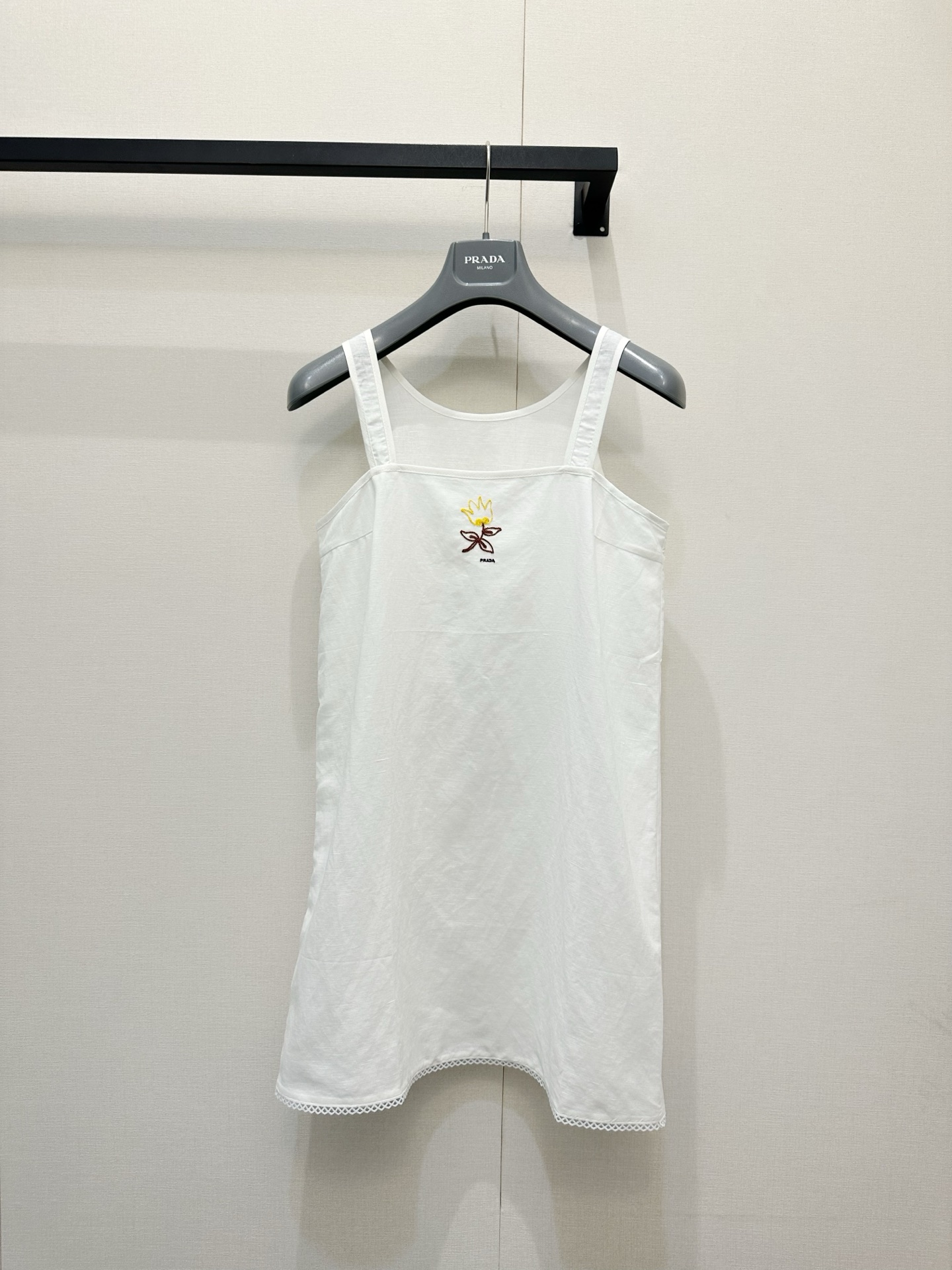 NO:834241,Prad* 25ss spring and summer new style sweet ruffled embroidered dress. Original development!  High quality production!  A great choice for spring outfits!  The printing part has bright colors and vivid patterns, and every part really reveals high quality. When you wear it, you feel like you are in a spring garden, full of fairy spirit and beautiful!  It’s really super versatile!  Whether paired with high heels or flats, you can easily create different styles. Size S M L, prada, flats, high heels, skirts,19860909Prad* 25ss春夏新款 甜美荷叶边刺绣连衣裙.原版开发！高版出品！春日穿搭的绝佳选择！印花部分色彩鲜艳、图案生动,真的是每一处都透露着高品质.穿在身上,仿佛置身于春日的花园中,仙气飘飘,美不胜收！真的是超级百搭！无论是搭配高跟鞋还是平底鞋,都能轻松打造出不同的风格.码数S M L,,prada,flats,high heels,skirts,,Women's clothing