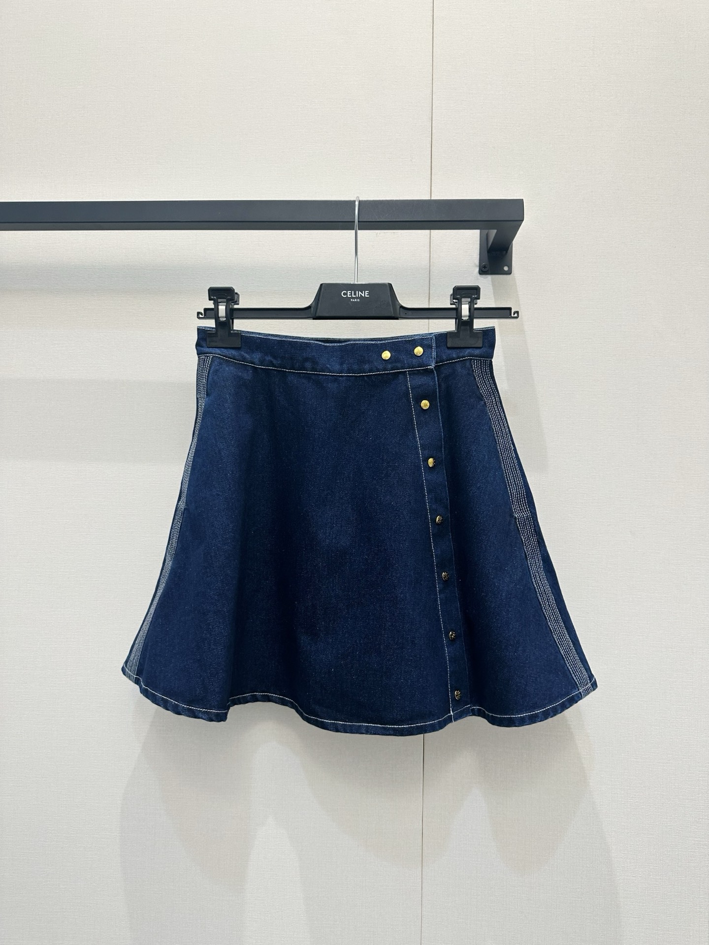 NO:835546,Celi ** indigo denim, with a neat A-line hem. The high-waist cut raises the waistline, and has a smart curvature when walking. The side is decorated with retro gold buckles, and it is effortless to wear it with a noble feel. It hides the body and looks slim without picking up the figure. It is suitable for commuting and dating. Pair it with a T-shirt or shirt, and it is easy to achieve a simple and high-end sense. Ready for sale sml,,celine,shirts,tees,t-shirt,19860909Celi**靛蓝牛仔,搭配利落A字伞摆 高腰剪裁拉高腰线,行走间自带灵动弧度 侧边复古金扣点缀,不费力穿出贵气质感藏肉显瘦不挑身材,通勤约会都适配 搭配T恤或衬衫,轻松拿捏简约高级感现货出售 sml,,celine,shirts,tees，t-shirt,,Women's clothing