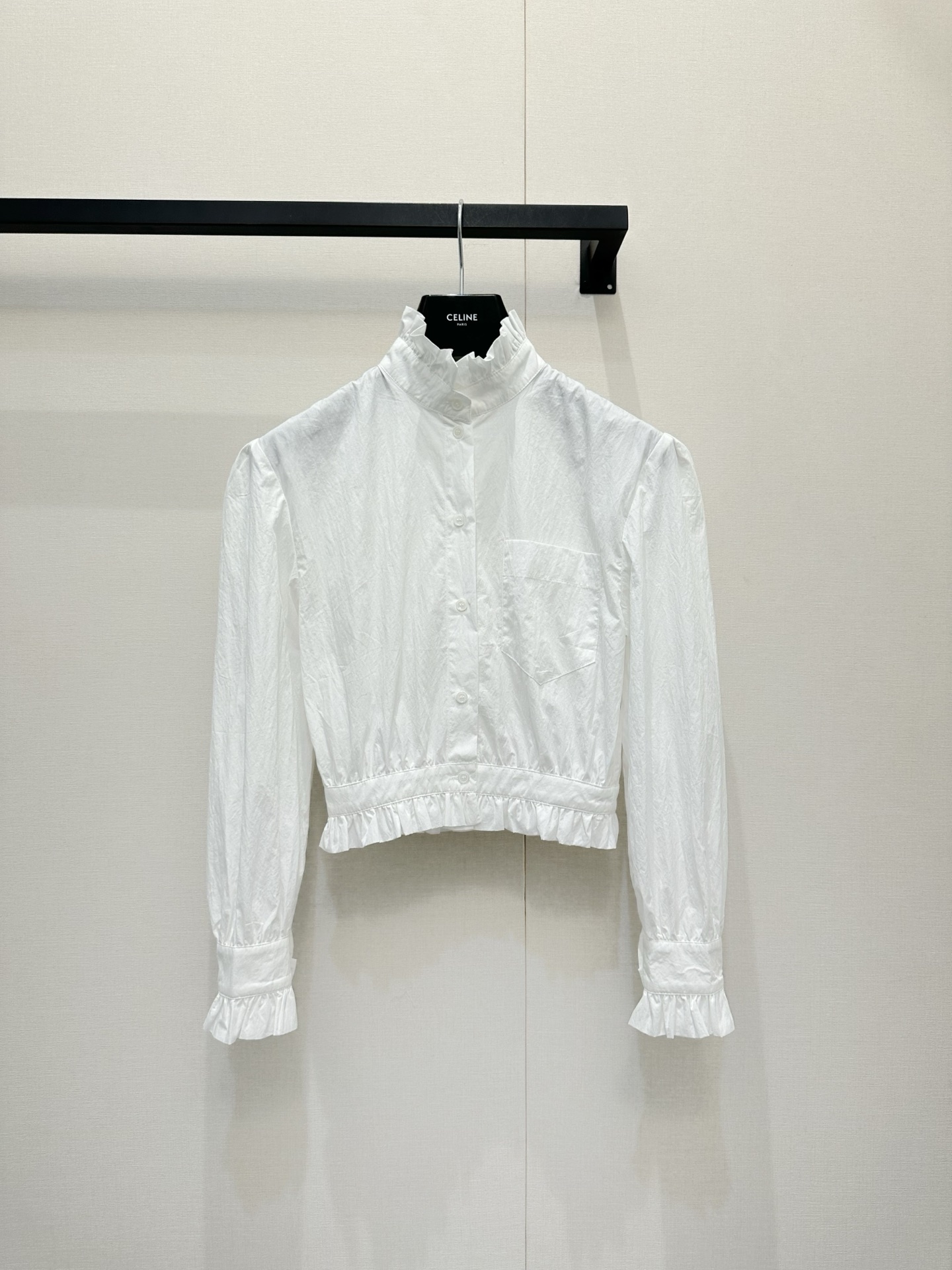 NO:835553,SaintLauren* This white shirt has a French light commuting style, with a lace stand-up collar and a short cut. It is elegant and retro. It is made of light and breathable fabric and is not prone to yellowing. It is perfect for spring and summer!  The cuffs and hem are lace designed with perfect details, and the small chest pocket is practical and beautiful. Paired with a high-waisted skirt or jeans, it can easily elongate the body proportions. It can be worn for commuting, dating, and daily life. It is simple and exquisite, with a French relaxed feel. getＳＭＬ.AE0666370,, saint laurent, skirts, jeans, shirts,19860909SaintLauren* 这款白衬衫是法式轻通勤风,花边立领+短款剪裁,优雅又复古.轻薄透气面料,不易发黄,春夏穿超合适！袖口和下摆花边设计,细节满分,胸前小口袋实用又美观.搭配高腰裙或牛仔裤,轻松拉长身材比例,通勤、约会、日常都能穿,简约精致,法式松弛感getＳＭＬ.AE0666370,,saint laurent,skirts,jeans,shirts,,Women's clothing