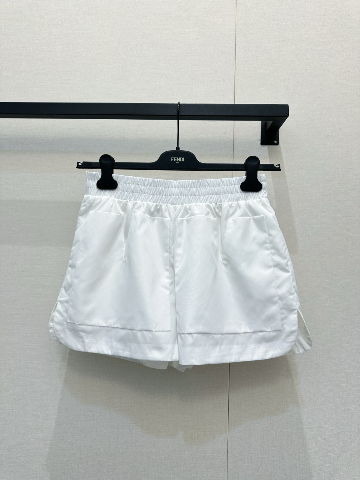 NO:835557,*26new Double-pocket embroidered letters Elastic waist shorts have a V-shaped front pocket, which is full of styling. The side slits add more visual effects. The elastic waist elasticity is very tolerant to the body shape!  Exclusively customized imported yb silk nylon material, with brand letter embroidery design on the back pocket, low-key yet recognizable, silk-like nylon material, the upper body is breathable and not stuffy, the shorts are suitable for all kinds of summer outfits, and there is no pressure when you close your eyes!  1:1 awesome version, the latest spring and summer items, look out for the exclusive high version, in stock SML,, shorts,19860909*26new双袋刺绣字母松紧腰短裤前襟口袋做V字形设计,造型感十足,侧开叉增添更多视觉效果,松紧腰弹力对身材包容度极佳！ 独家定制进口yb丝绸尼龙材质,后袋品牌字母刺绣设计,低调又不失辨识度,丝绸感的尼龙材质,上身透气不闷热,短裤适配夏季各种穿搭,闭眼入无压力！1:1超赞版型,春夏最新单品,认准独家高版本 现货 SML,,shorts,,Women's clothing