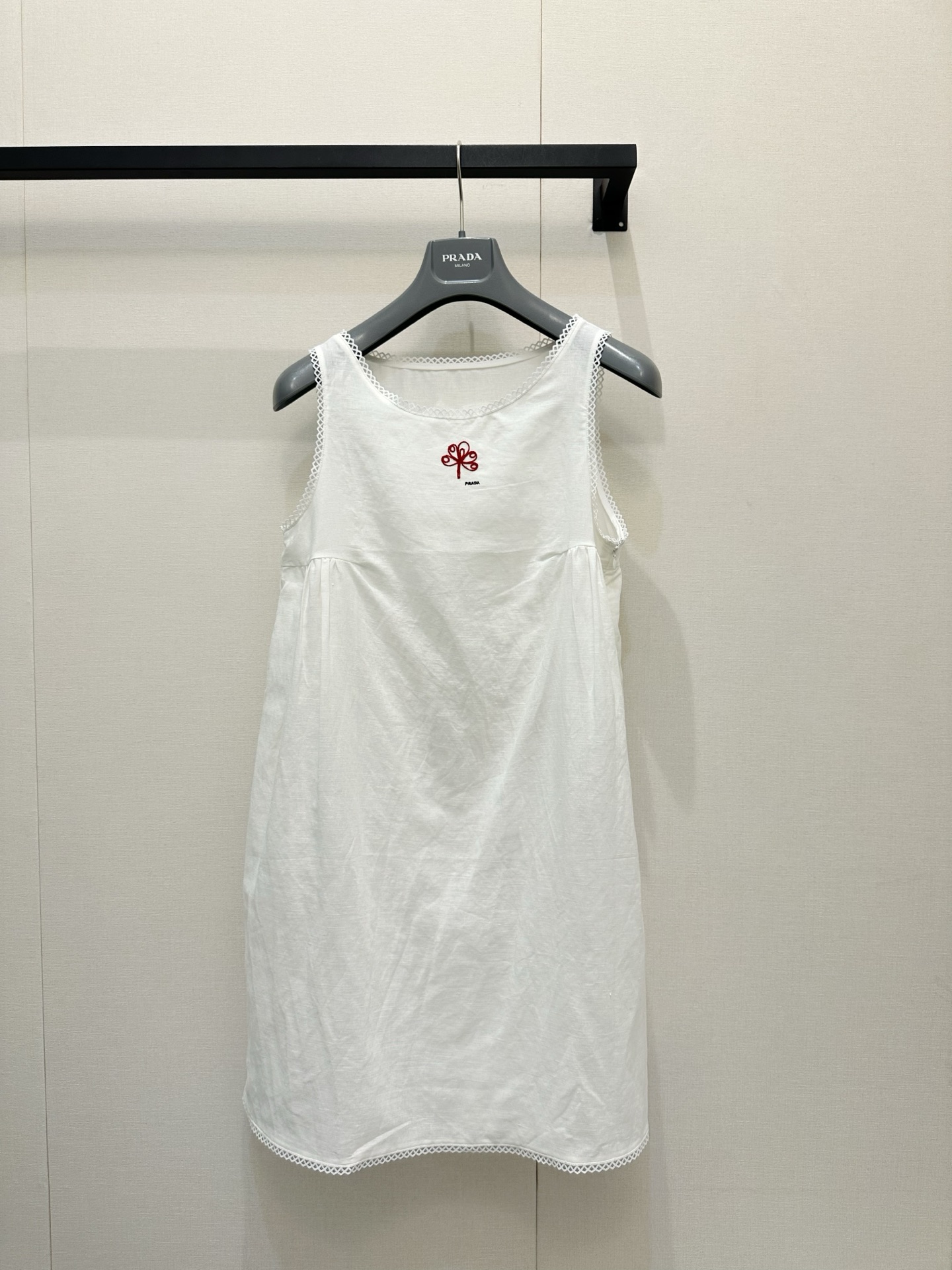 NO:835564,Prad*2026 New Arrivals Embroidered Logo Tank Top Customized YB Imported Twill Cotton Material Delicate Texture, Crisp and Stylish The whole body is designed with wavy hollow lace splicing to add layering to the look. The iconic letter embroidered logo logo is embellished in the center of the chest to highlight the brand tone. Full of French manor vacation feel. Loose silhouette is fashionable and soft. Development of surface accessories. Round neck tank top cut. Easy to wear for commuting and vacation, giving a sense of style.  High version,,prada,skirts,19860909Prad*2026新品上架刺绣徽标背心裙定制YB进口斜纹全棉材质 质感细腻 挺括有型 通体沿用波浪镂空花边拼接设计 增添造型层次感 胸前居中点缀标志性字母刺绣徽标标识装饰 彰显品牌调性 法式庄园度假感十足 宽松廓形时尚柔美 面辅料开发 圆领背心裙剪裁 通勤度假轻松穿搭出洋气感 高版本,,prada,skirts,,Women's clothing