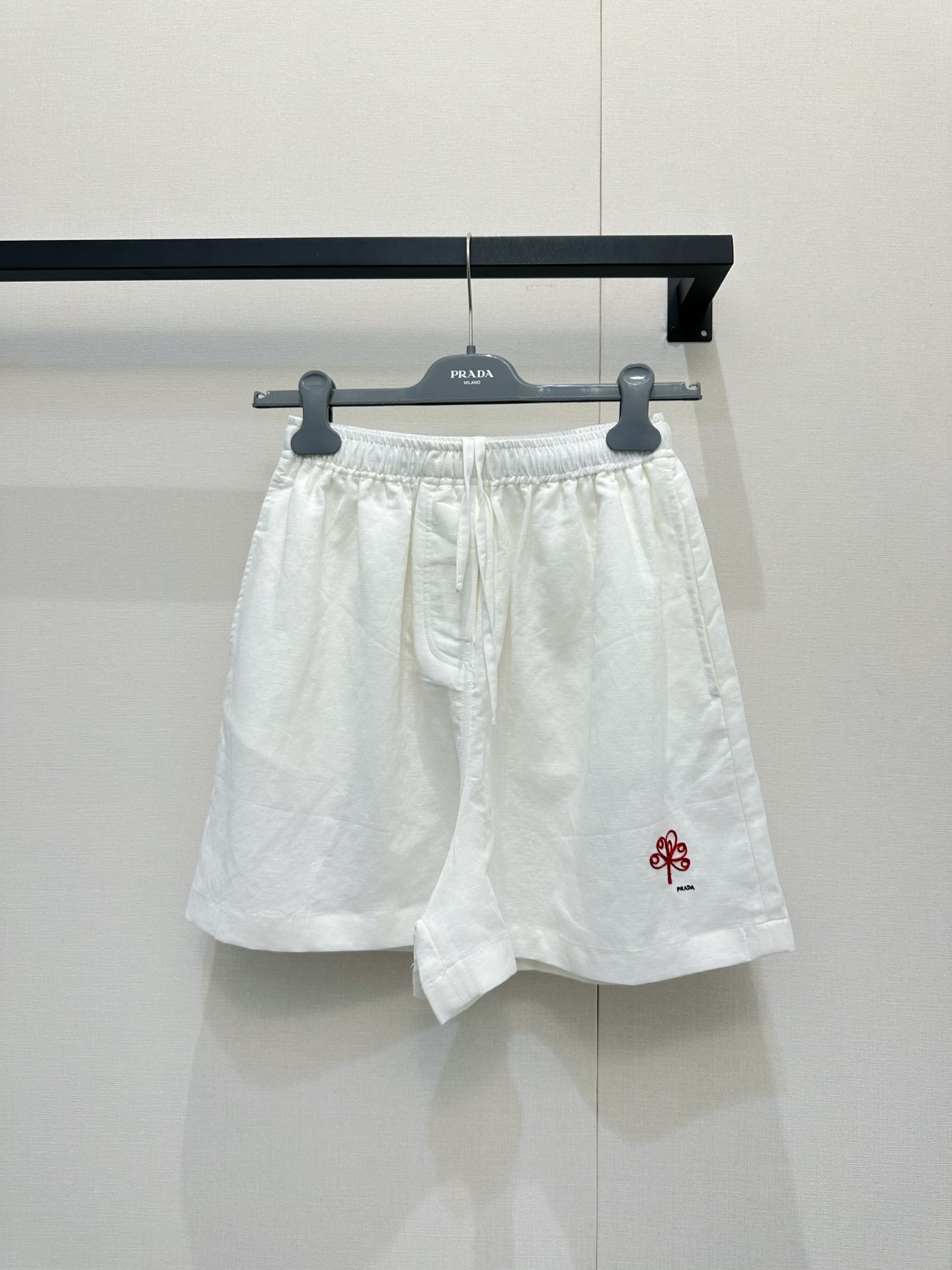 NO:835571,Prad*2026 new arrivals embroidered logo shirt shorts. Customized YB imported twill cotton material. Delicate texture, crisp and stylish. Paired with a shirt to add layering to the look. Highlight the brand tone. Full of French manor vacation feel. Loose silhouette is fashionable and feminine. Fabric and accessories development. Drawstring shorts cut. Easy to wear for commuting and vacation with a foreign style. High version, prada, shorts, shirts,19860909Prad*2026新品上架刺绣徽标衬衣短裤 定制YB进口斜纹全棉材质 质感细腻 挺括有型 搭配衬衫增添造型层次感 彰显品牌调性 法式庄园度假感十足 宽松廓形时尚柔美 面辅料开发 抽绳短裤剪裁 通勤度假轻松穿搭出洋气感 高版本,,prada,shorts,shirts,,Women's clothing